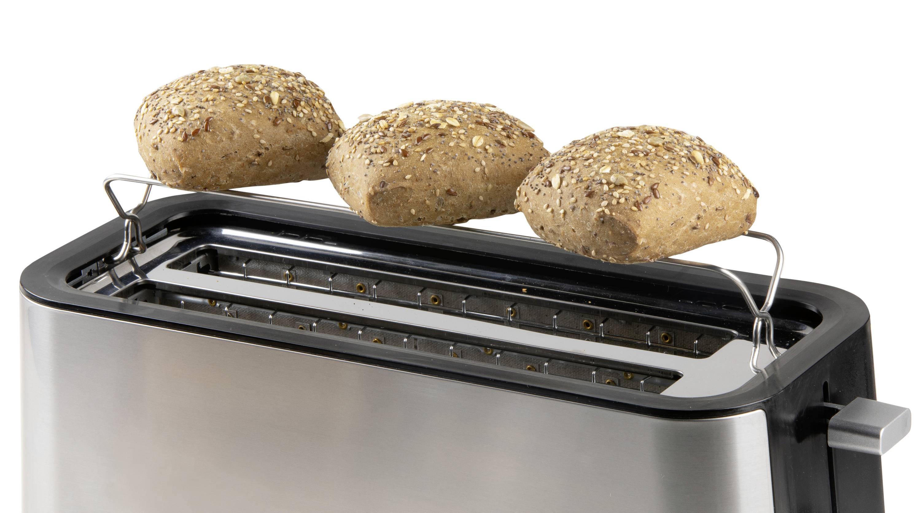 Drei Brötchen liegen auf einem Toaster mit Brötchenaufsatz, der aus Edelstahl besteht.