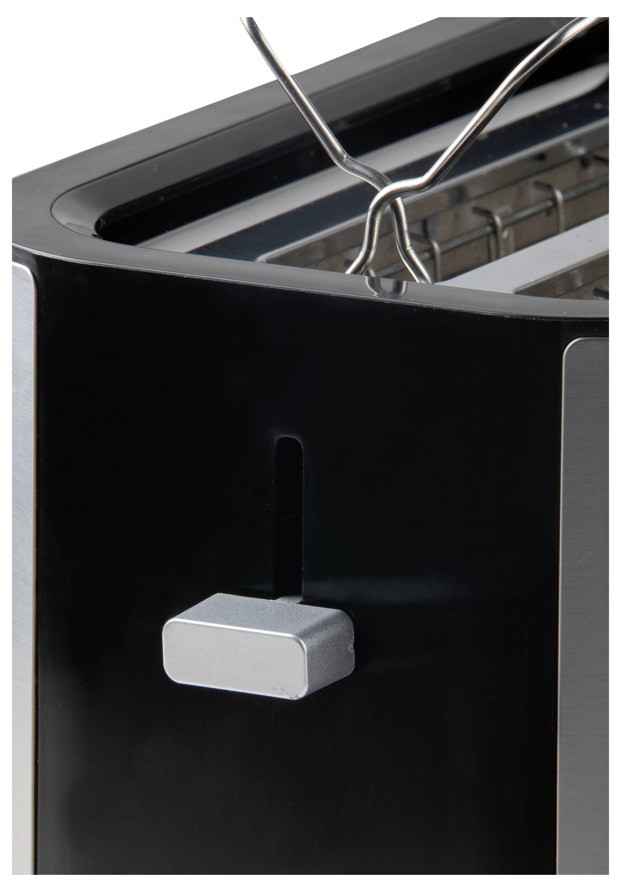 Schwarzer Toaster mit silbernem Hebel an der Vorderseite, nah aufgenommen. Sichtbar sind die Schlitze für das Einlegen von Toast.