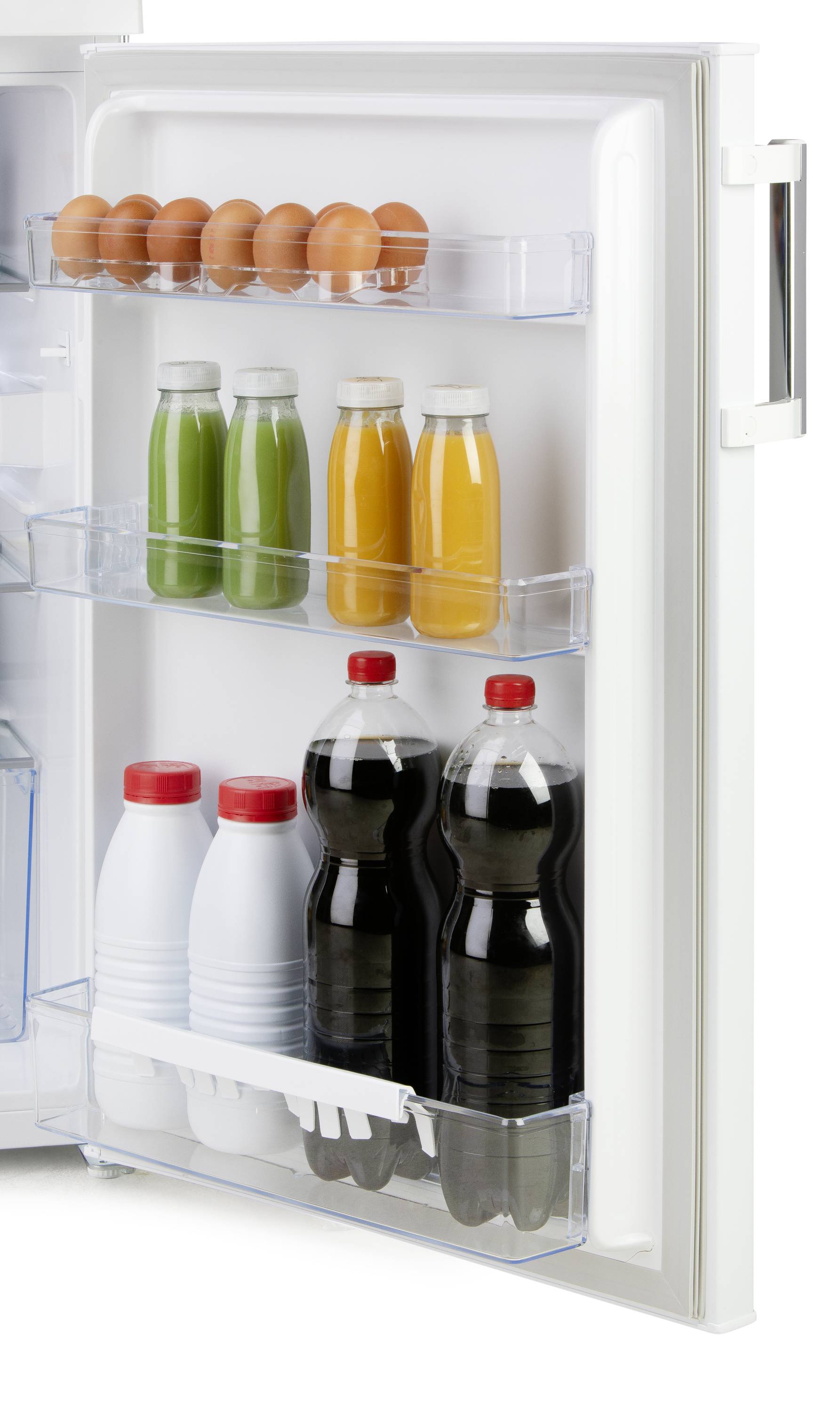 Ein Kühlschrank mit geöffneter Tür zeigt gelagerte Eier, Saftflaschen, Milchflaschen und Cola-Flaschen auf den Regalen.