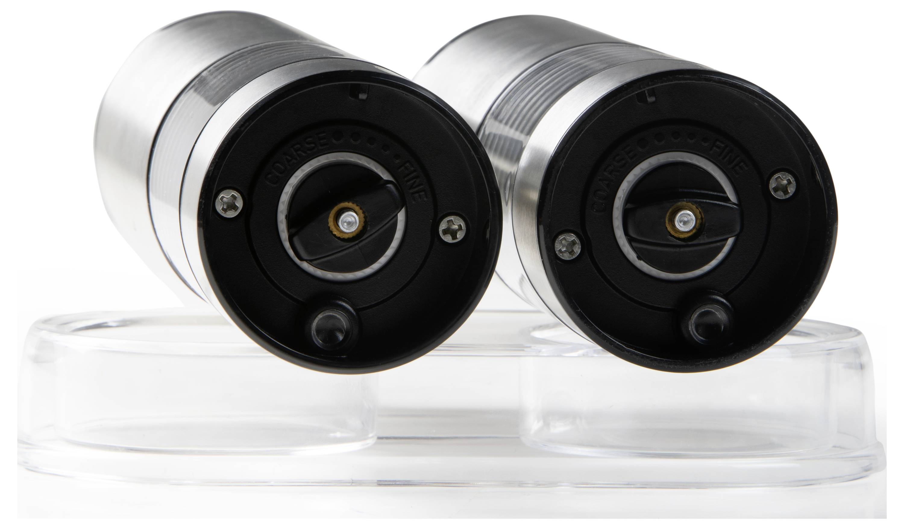 Zwei silberne und schwarze Zylinder auf einem klaren Ständer, nebeneinander platziert.