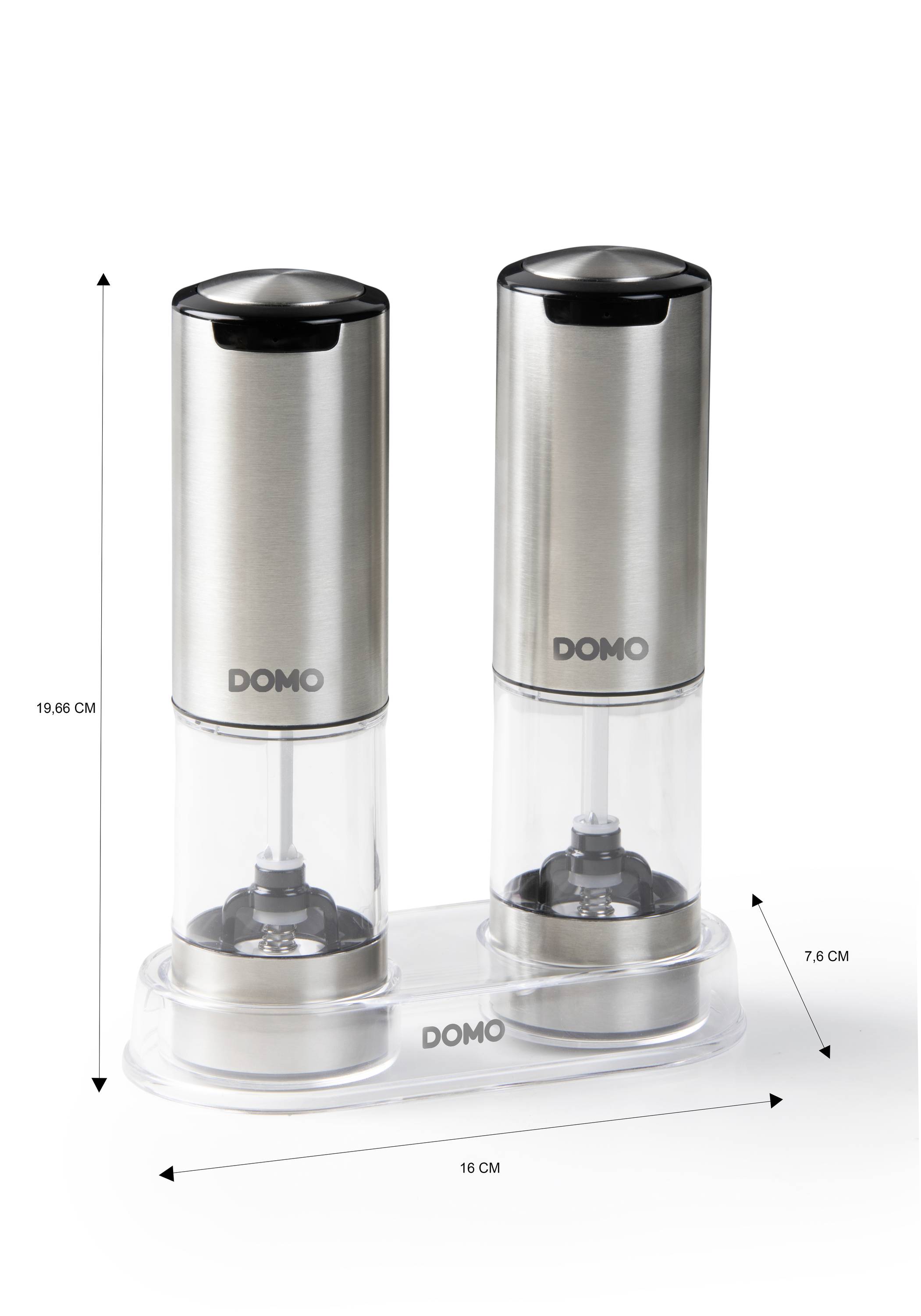 Zwei elektrische Pfeffer- und Salzmühlen aus Edelstahl auf einem Tablett. Beschriftet mit 'DOMO', Maße sind 19,6 cm, 16 cm, und 7,5 cm.
