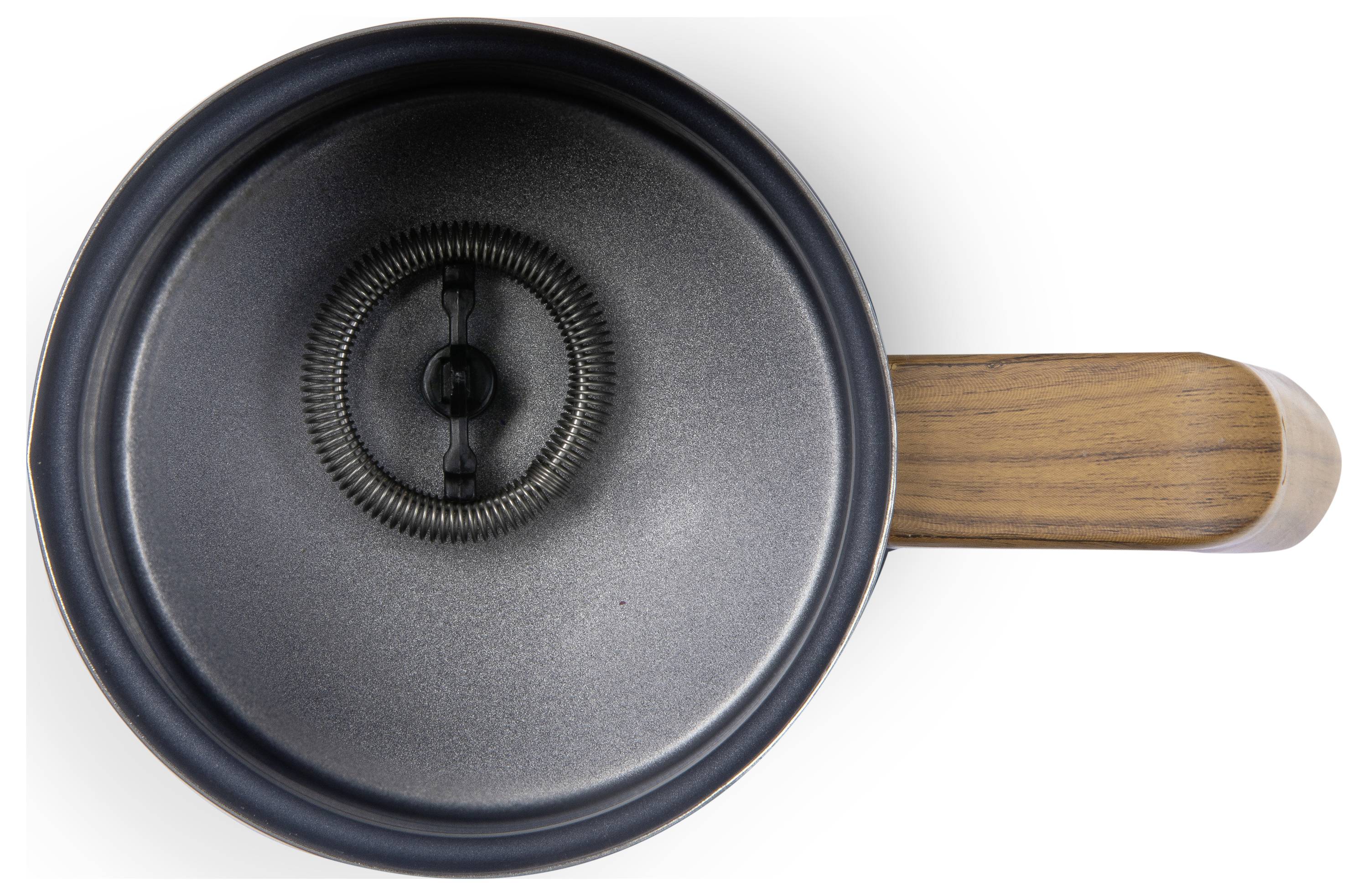 Ein Topf mit einem Holzgriff in der Draufsicht. Der Topf hat einen metallischen Ring in der Mitte und ist generell dunkel gefärbt.