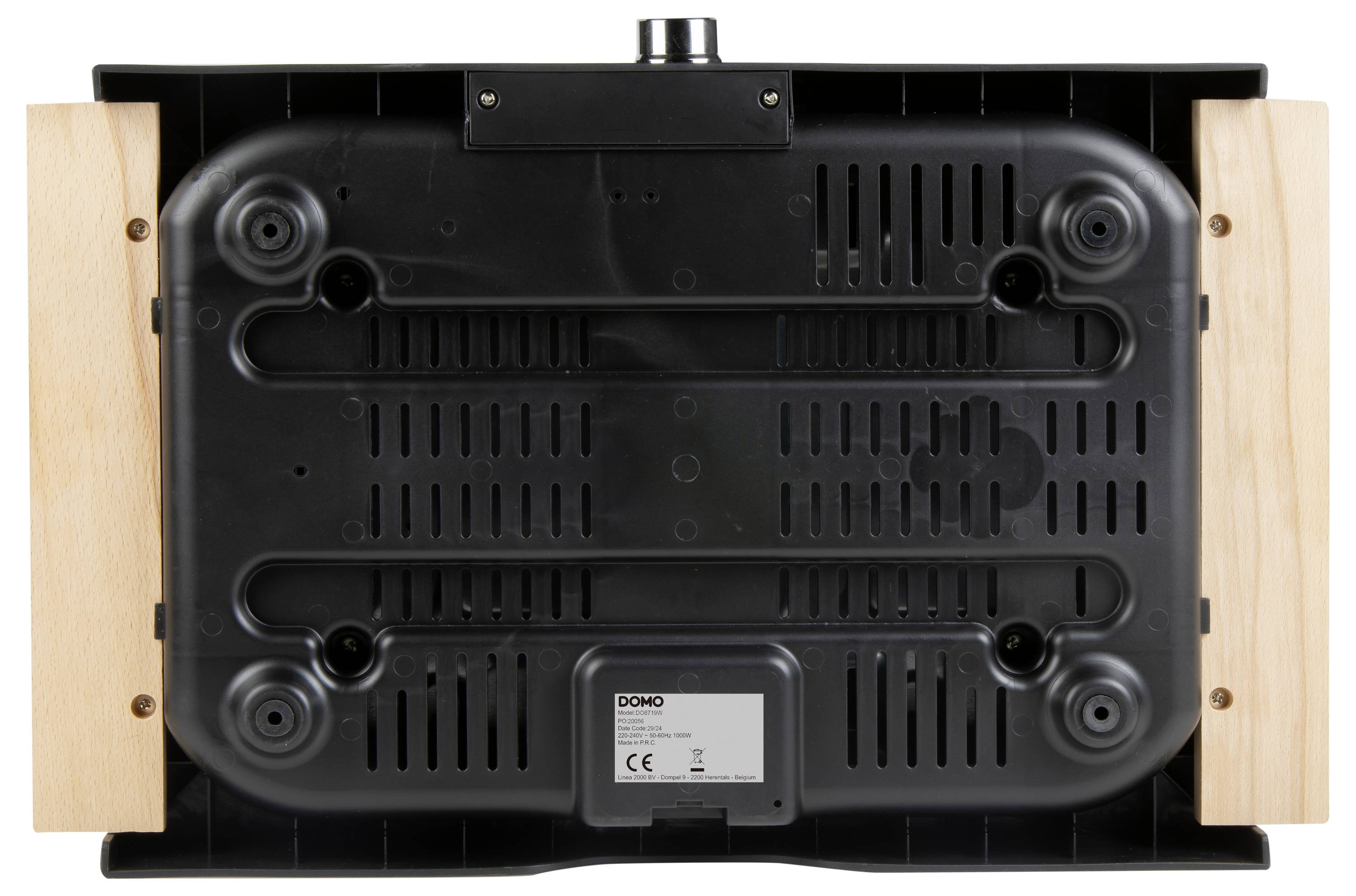 Eine schwarze Kochplatte mit Holzseitenteilen, Ansicht von unten. Sichtbare Lüftungsschlitze und ein Markenschild in der Mitte.