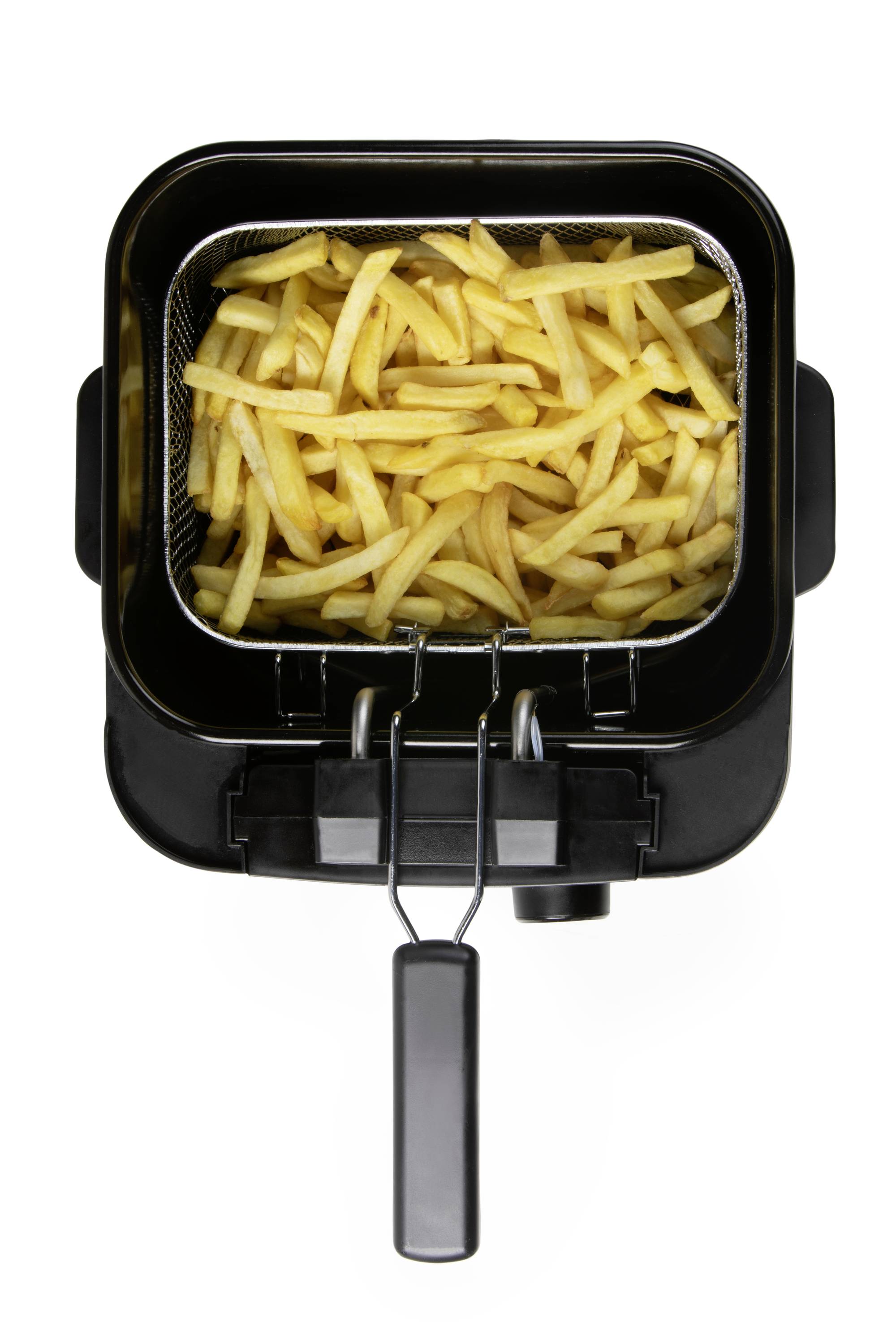 Pommes frites in einer Fritteuse, von oben gesehen. Die Fritteuse ist schwarz und die Pommes sind goldgelb gebraten.