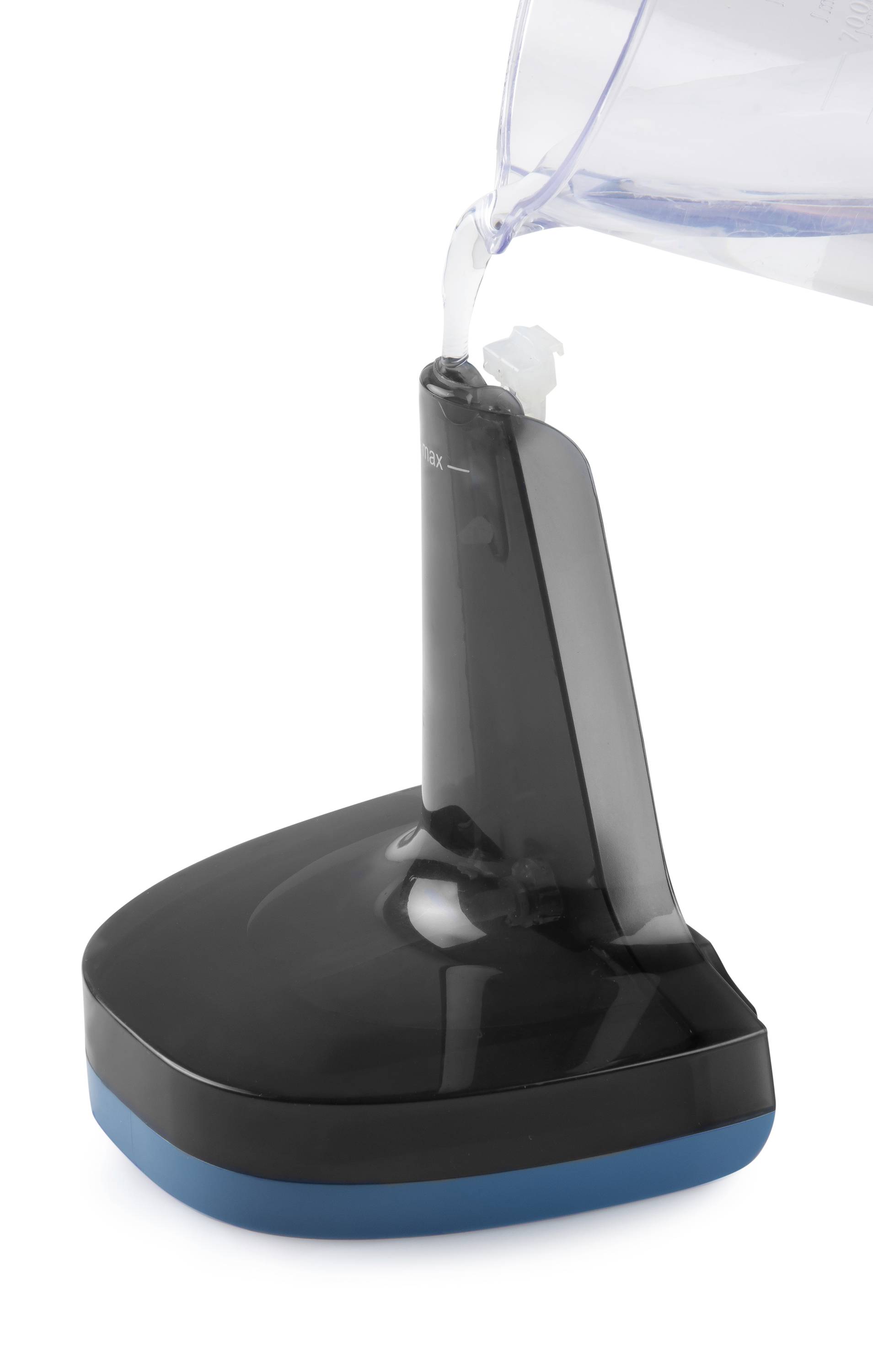 Ein schwarzes Kunststoffgerät mit blauer Basis, in das Wasser aus einem transparenten Behälter gegossen wird.