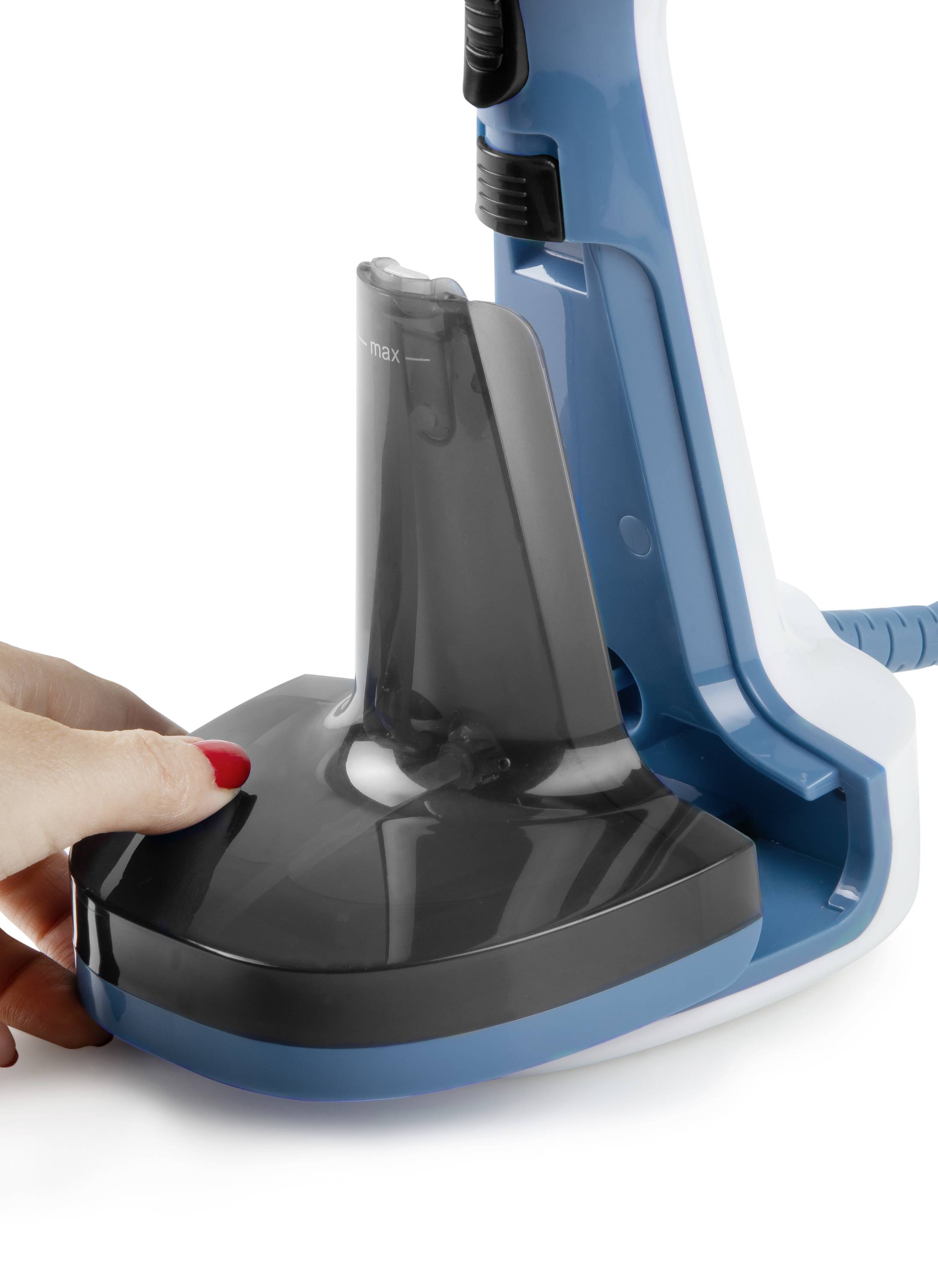 Eine Person legt die Hand auf die Ladebasis eines blauen kabellosen Staubsaugers.