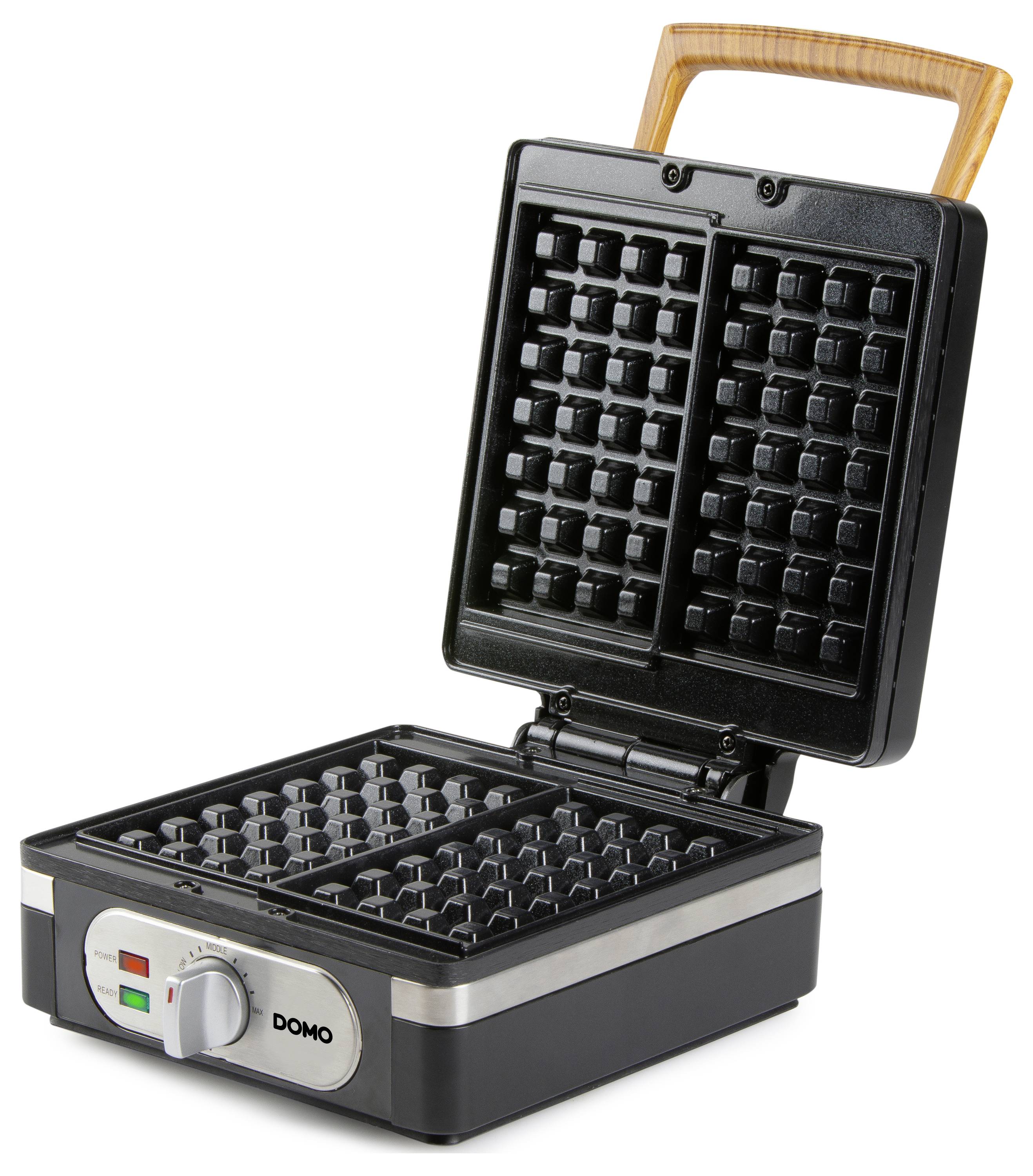 Ein geöffneter Waffeleisen mit zwei quadratischen Backflächen und einem Griff aus Holz. Marke 'Domo'.