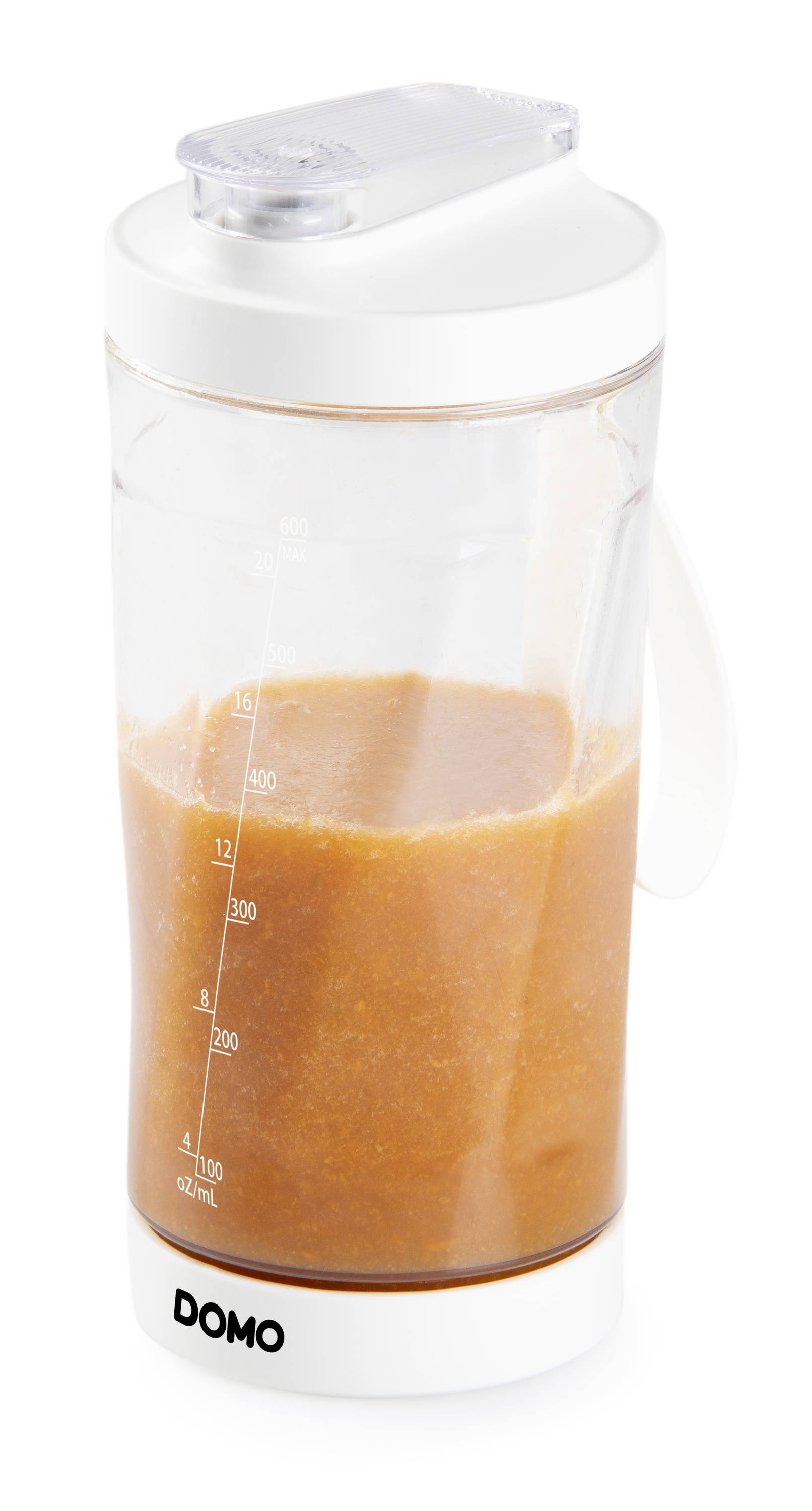 Ein weißer Mixerbehälter mit durchsichtigem Deckel, gefüllt mit oranger Flüssigkeit. Markierungen zeigen Messwerte.