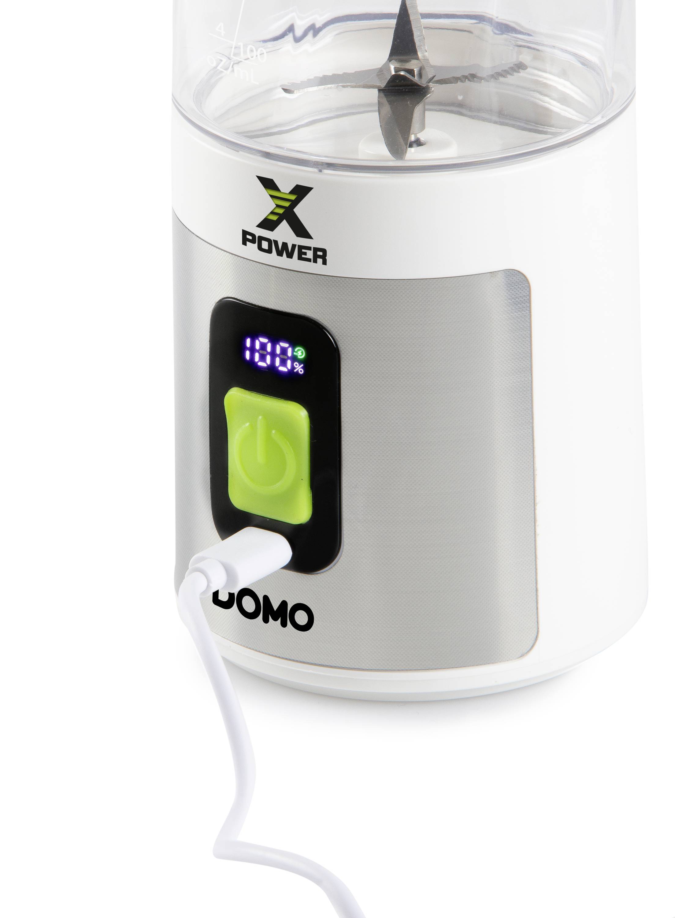 Weißer tragbarer Mixer mit grünem Ein-/Ausschalter, digitalem Display zeigt Ladezustand '100%', verbunden mit Ladekabel.