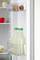 Der Kühlschrank zeigt Eier und Flaschen Limonade in der Türablage. Im Hintergrund sind Regale mit Lebensmitteln sichtbar.