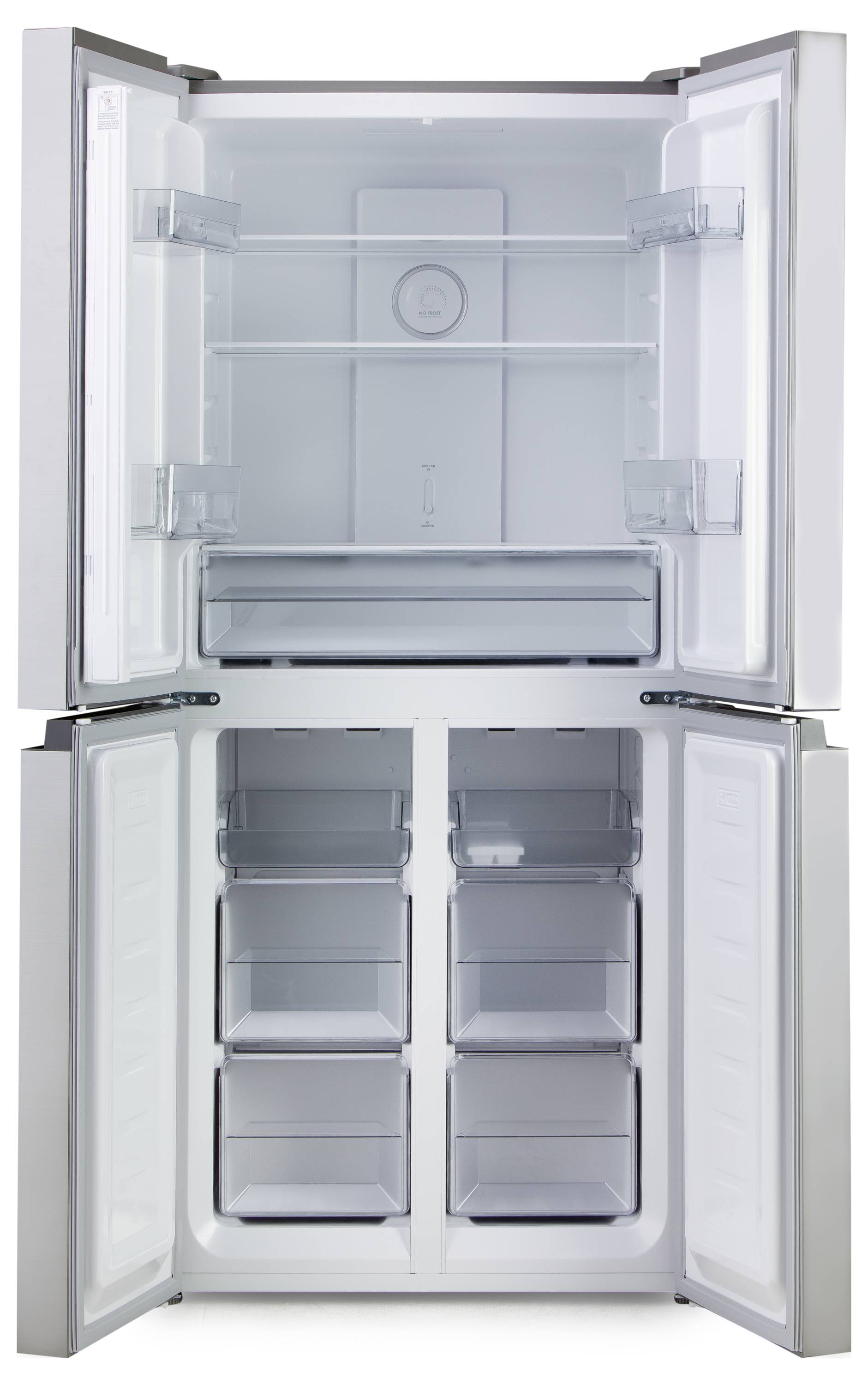 Ein moderner, leerer Kühlschrank mit geöffneter Doppeltür. Der obere Bereich hat Glasregale, der untere Abschnitt besteht aus Schubladen.