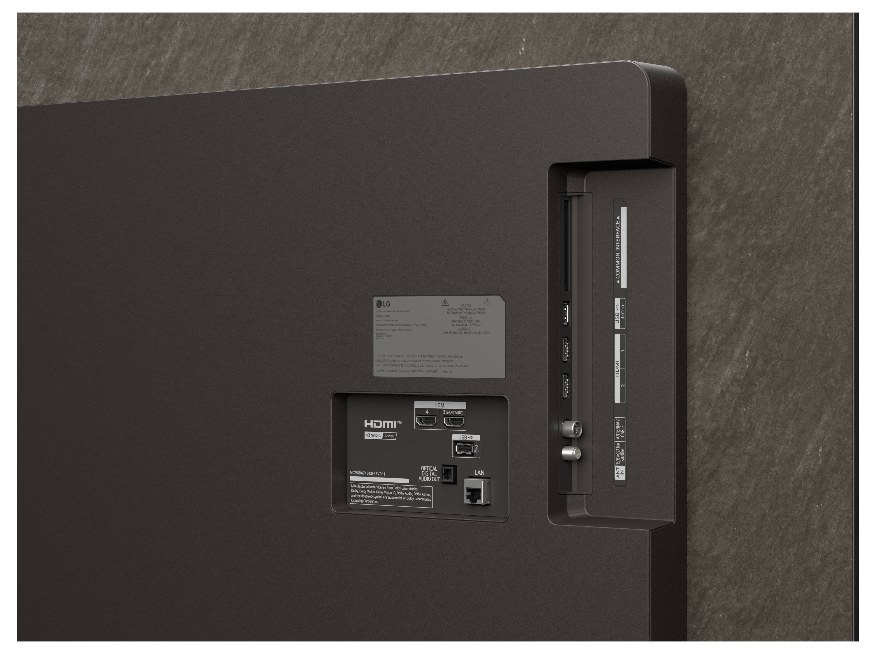 Nahaufnahme der Rückseite eines Flachbildfernsehers mit HDMI- und USB-Anschlüssen, Einschaltknopf und Details der Anschlussschnittstellen.