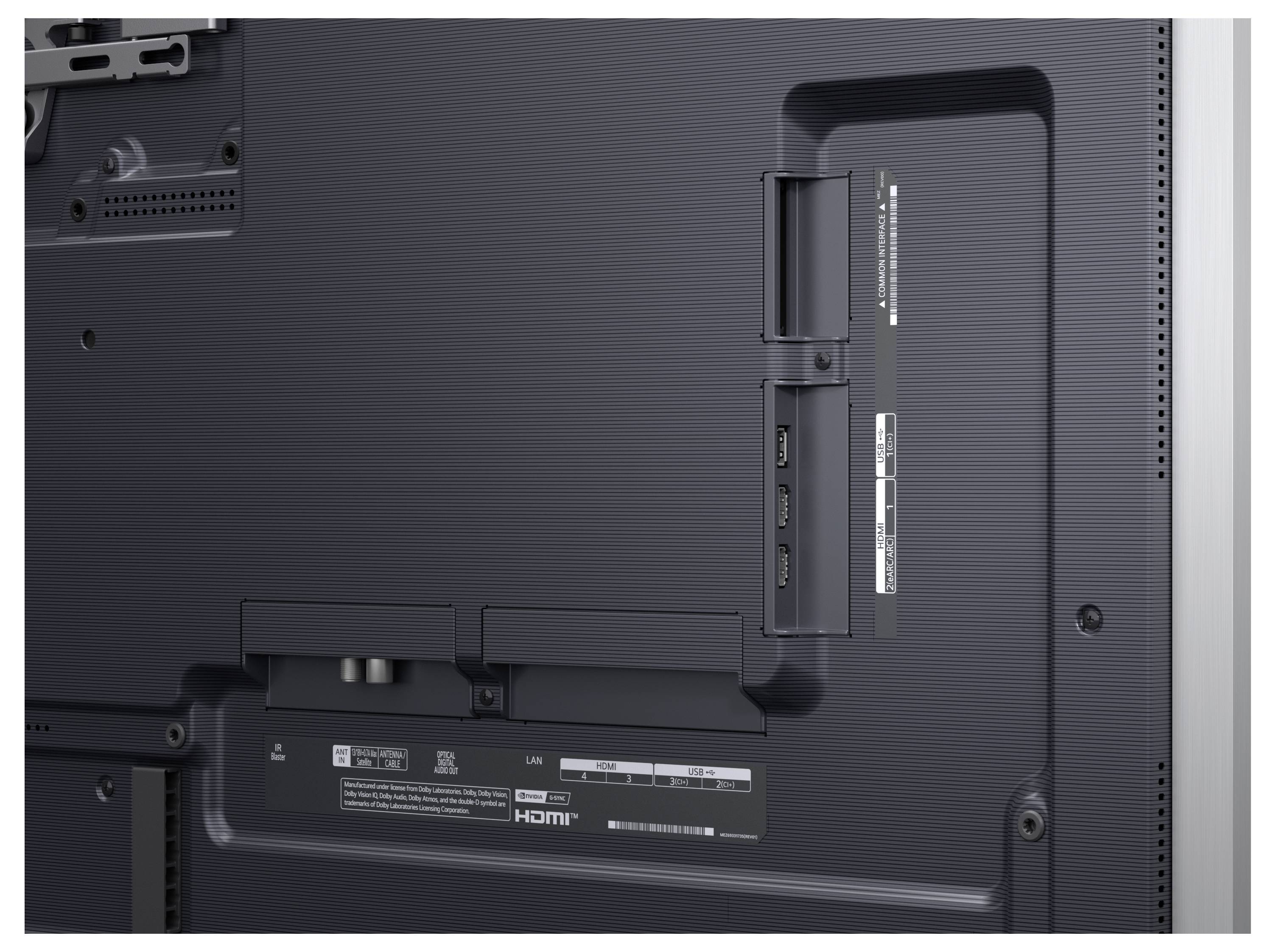 Rückseite eines Fernsehers mit Anschlüssen und Beschriftungen, einschließlich HDMI- und USB-Eingängen. Der Deckel ist teilweise geöffnet und zeigt die Verbindungen.