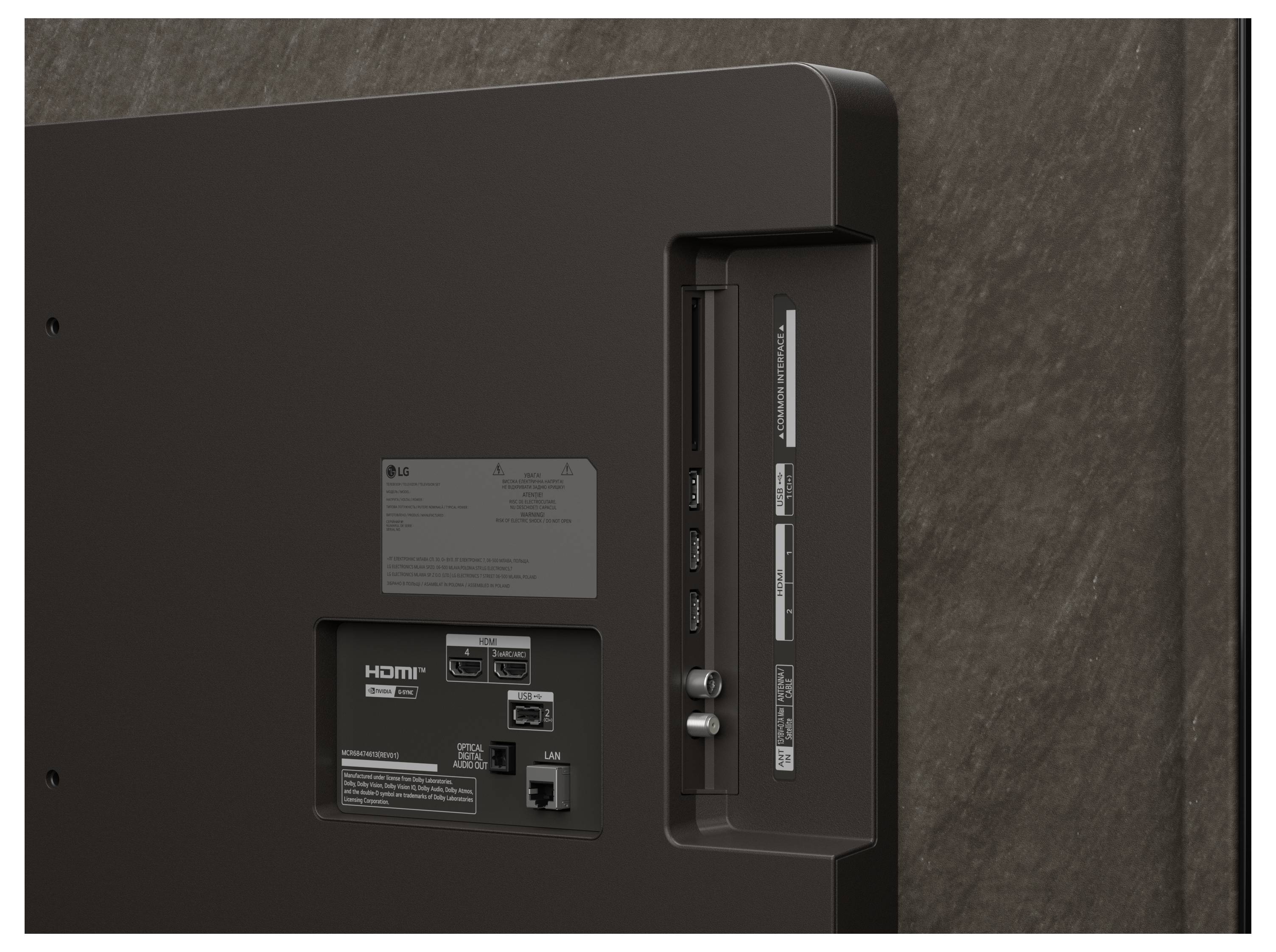 Rückseite eines Fernsehers mit HDMI-Anschlüssen, USB-Buchse und Bedienungstasten auf einer dunklen Platte.