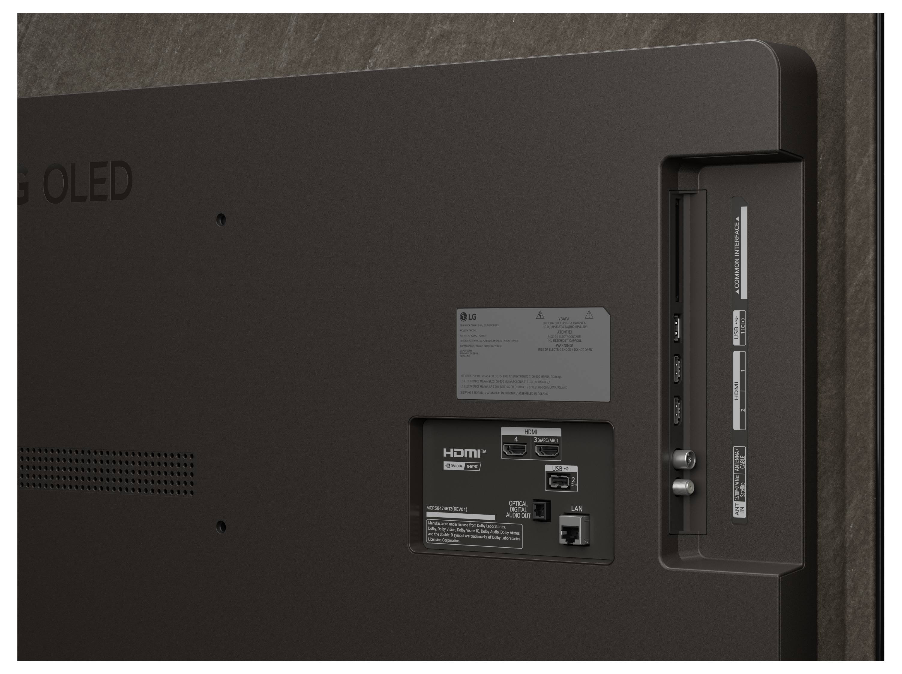 Rückansicht eines Flachbildfernsehers mit verschiedenen Anschlüssen wie HDMI, USB und Antennenanschlüssen an den Seiten- und Rückenpanels.