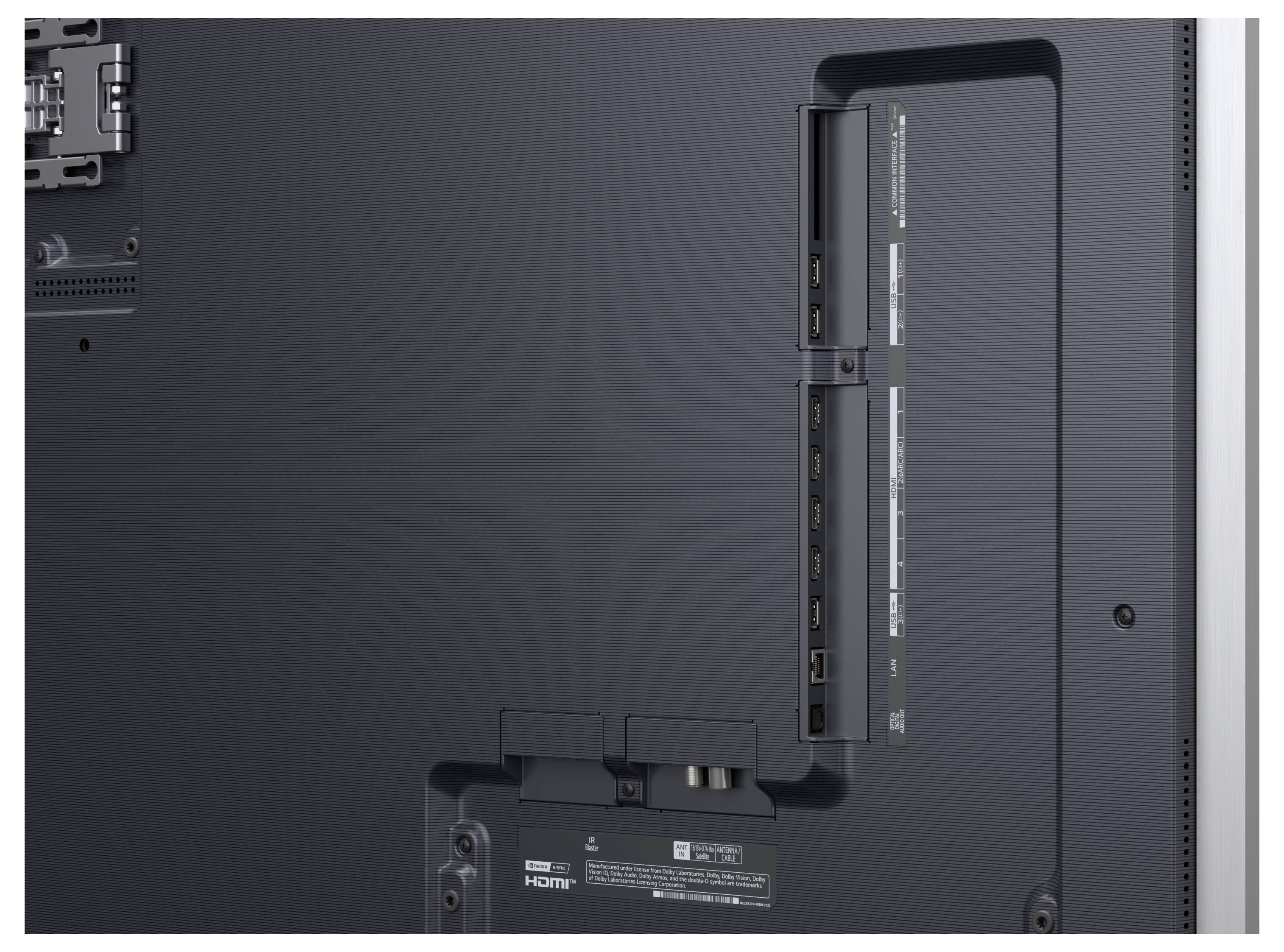 Rückansicht eines Fernsehers, die die Eingangsbuchsen und Anschlüsse, einschließlich HDMI und USB, auf der rechten Seite für einfachen Zugang zeigt.