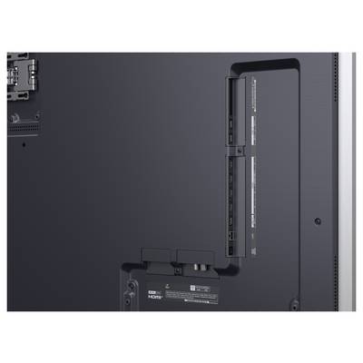 Rückansicht eines Fernsehers, die die Eingangsbuchsen und Anschlüsse, einschließlich HDMI und USB, auf der rechten Seite für einfachen Zugang zeigt.