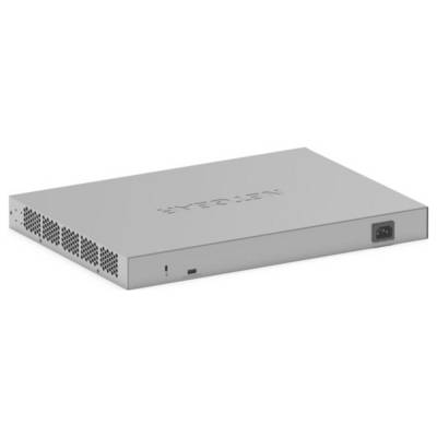Silberner Netzwerkrouter mit Lüftungsschlitzen auf der linken Seite und einem Netzanschluss auf der rechten Rückseite.