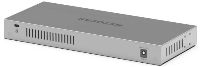 Ein grauer, rechteckiger Netzwerk-Switch von NETGEAR mit Anschlüssen an der Rückseite und Belüftungsschlitzen an den Seiten.