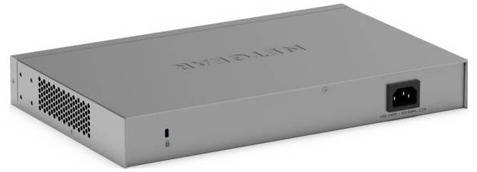Ein graues Netgear Netzwerkgerät, rechteckige Form, mit Lüftungsschlitzen seitlich und einem Stromanschluss auf der Rückseite.