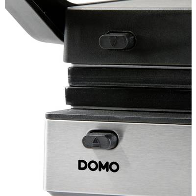 Nahaufnahme eines Sandwichmakers aus Edelstahl mit dem Schriftzug 'DOMO' auf der Vorderseite. Das Gerät ist geschlossen.