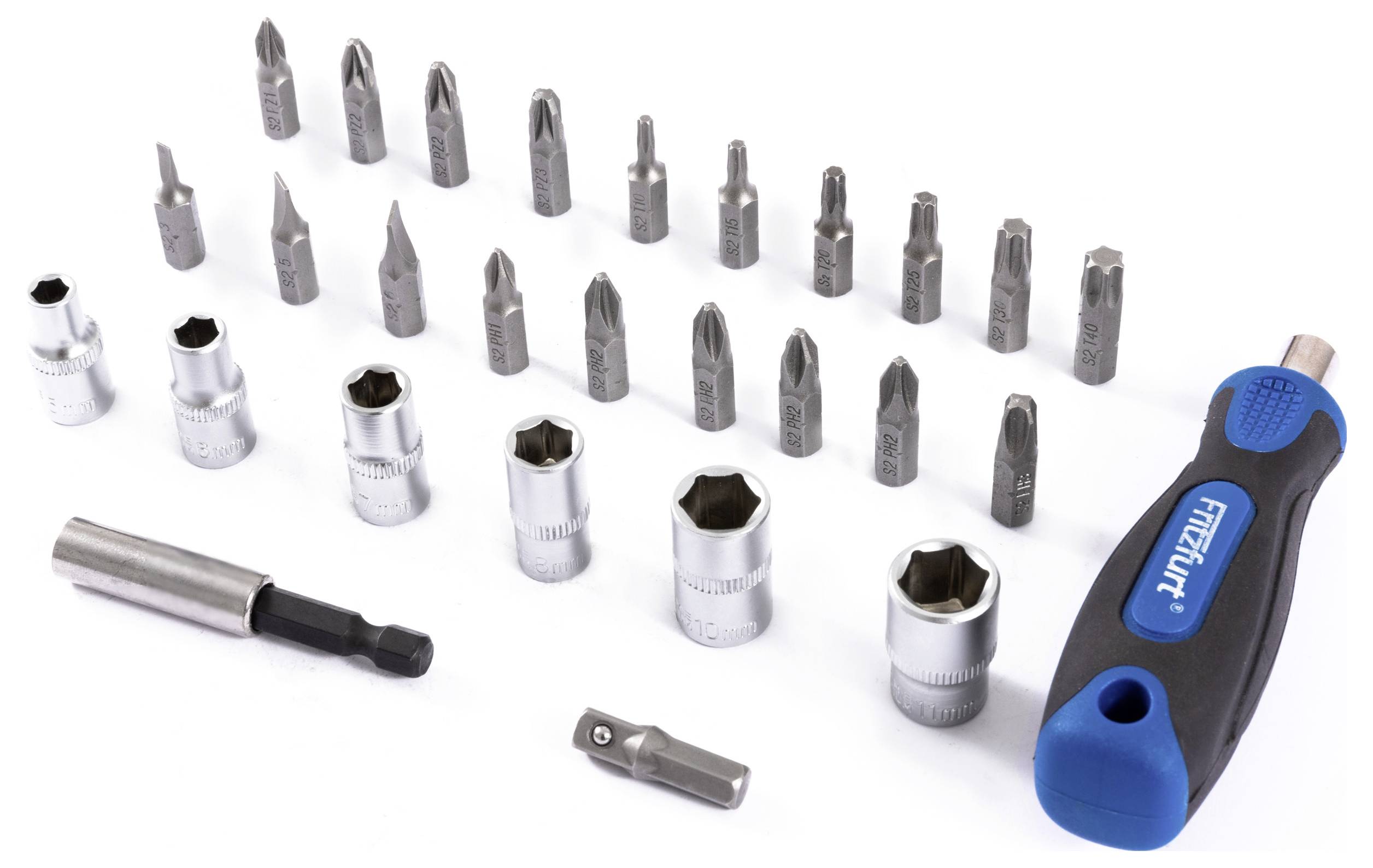 Ein Werkzeugset mit verschiedenen Schraubenziehereinsätzen, Steckschlüsseln und einem Griff, ordentlich angeordnet.