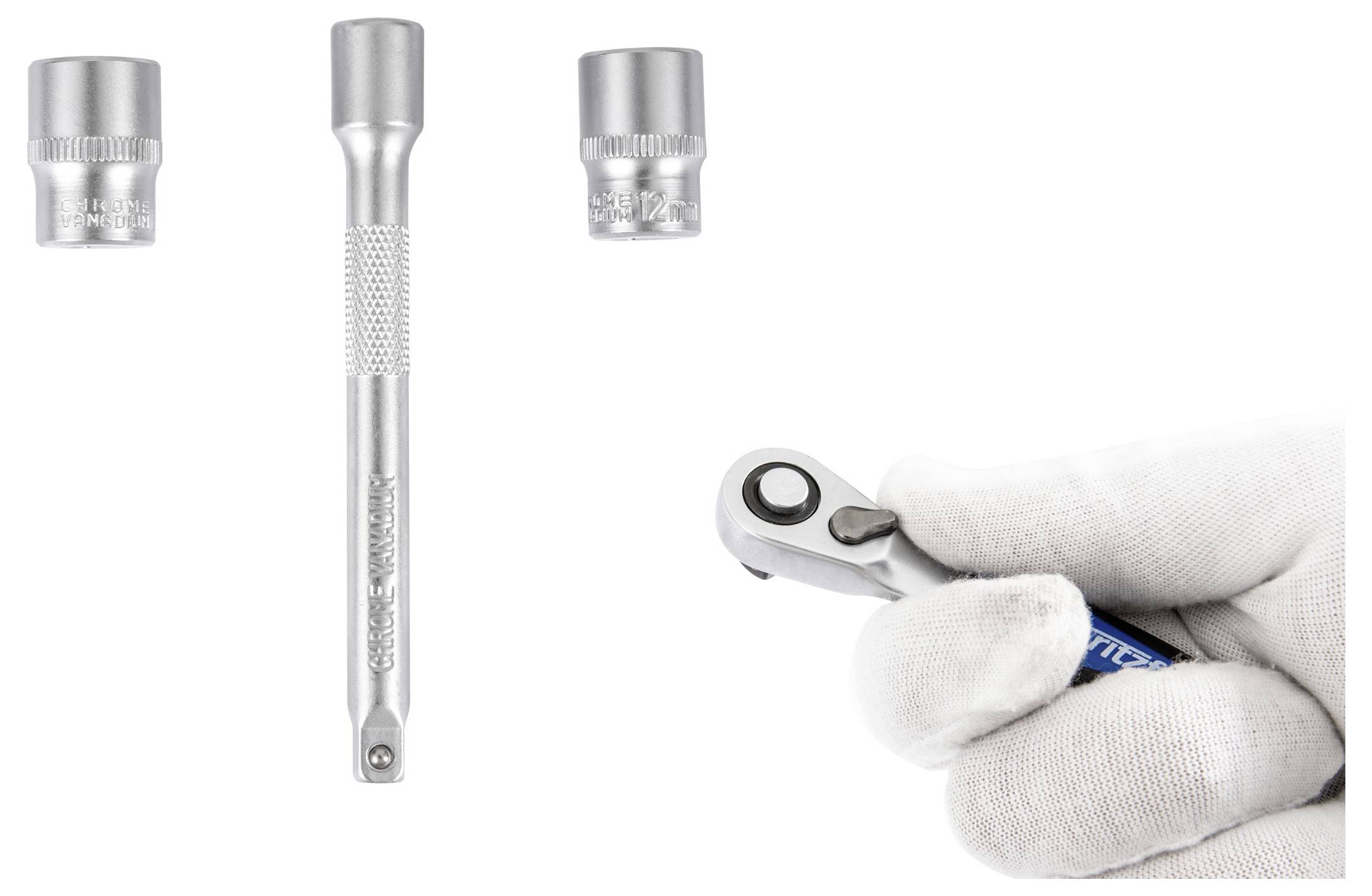 Eine Hand in einem weißen Handschuh hält einen kleinen Ratschenschlüssel, der zusammen mit zwei Stecknussadaptern und einer Verlängerung vor einem weißen Hintergrund gezeigt wird.