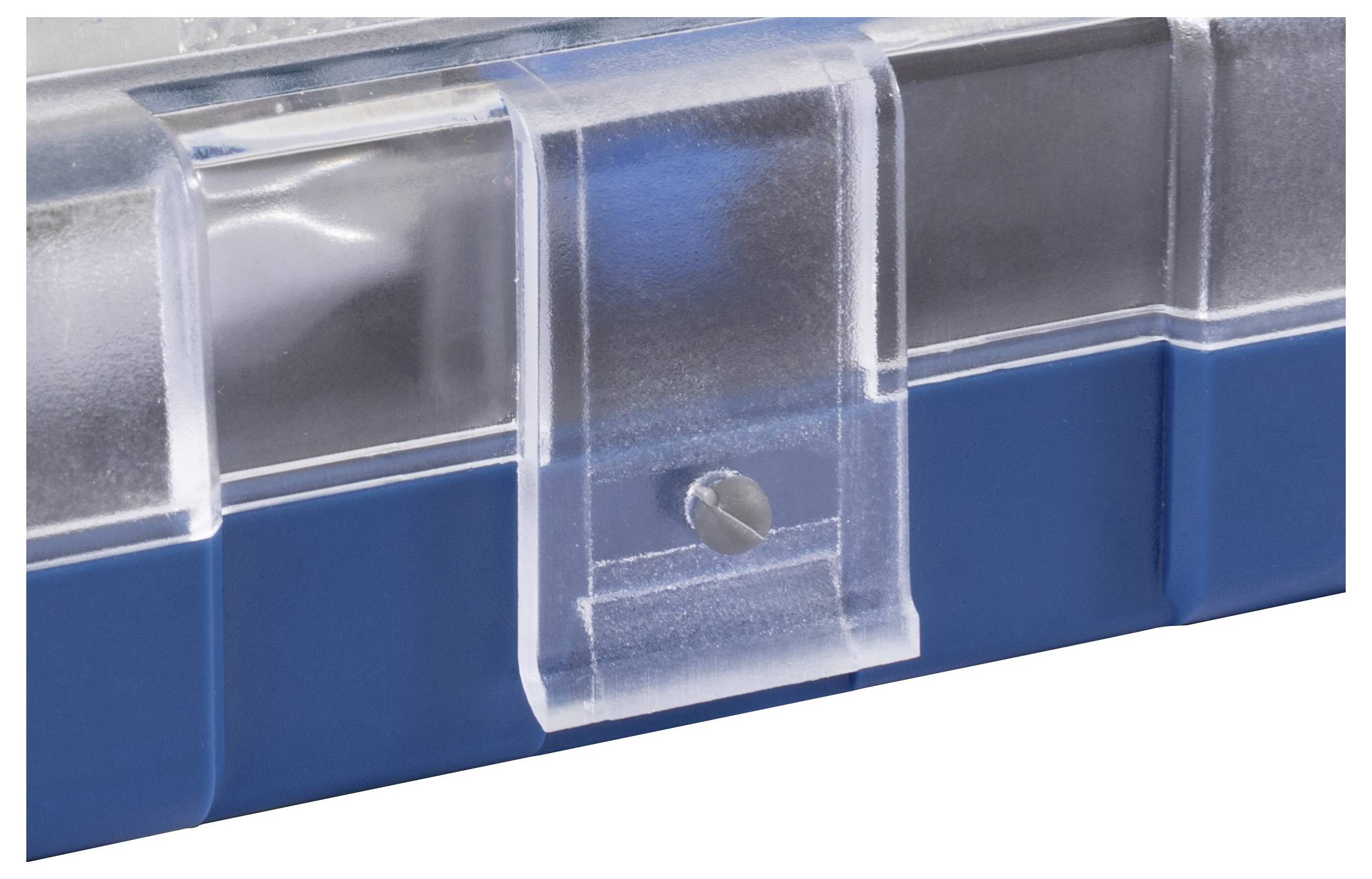 Eine durchsichtige Plastikverriegelung auf einem blauen Behälter, die wahrscheinlich zur sicheren Verschließung dient.