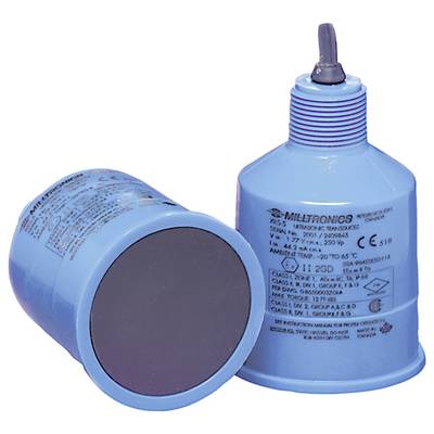 Zwei blaue, zylindrische Ultraschallsensoren mit aufgedruckten technischen Spezifikationen, stehend und liegend.