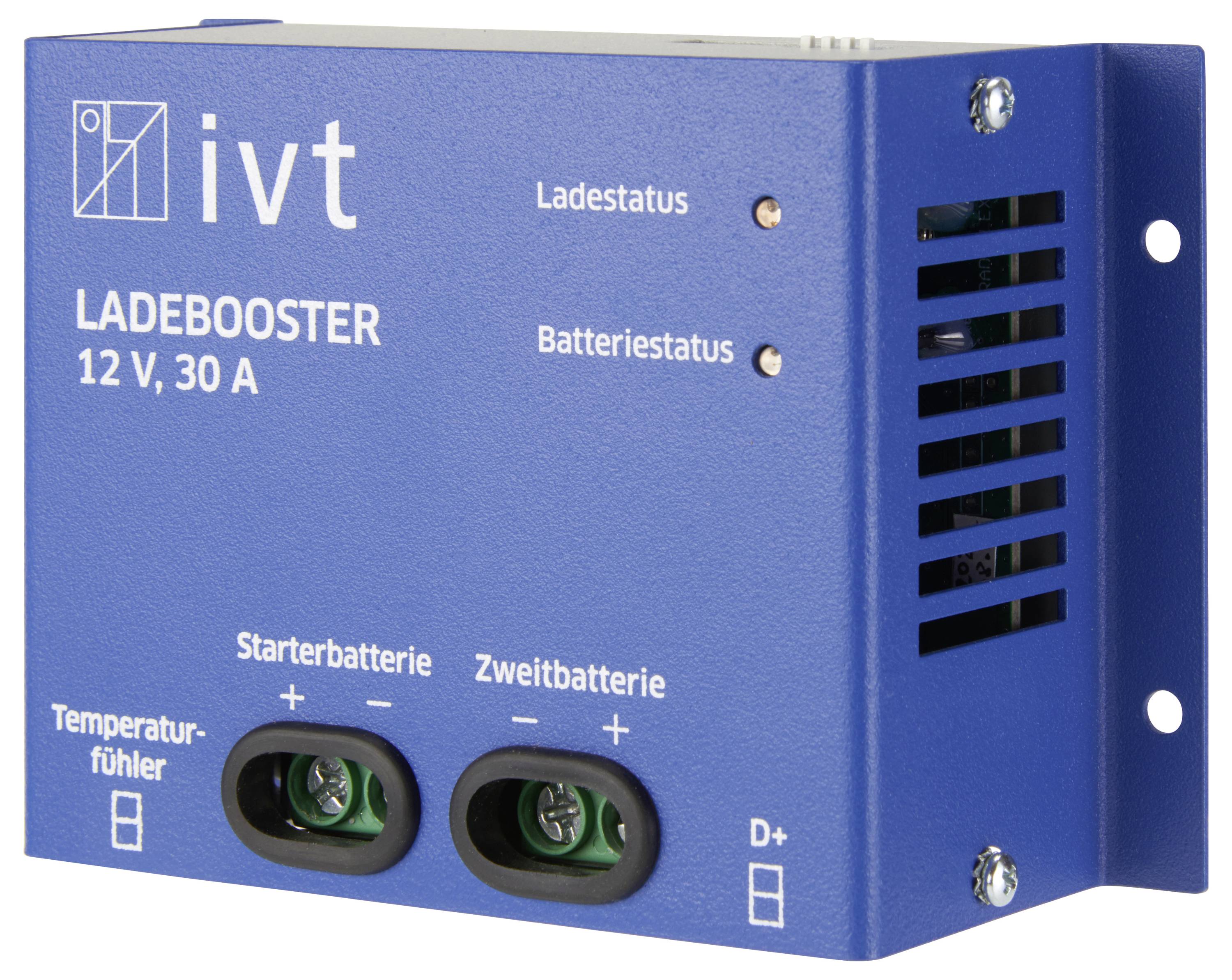 Blauer Ladebooster von ivt mit Anschlüssen für Starter- und Zweitbatterie. Anzeige für Ladestatus und Batteriestatus ist sichtbar.
