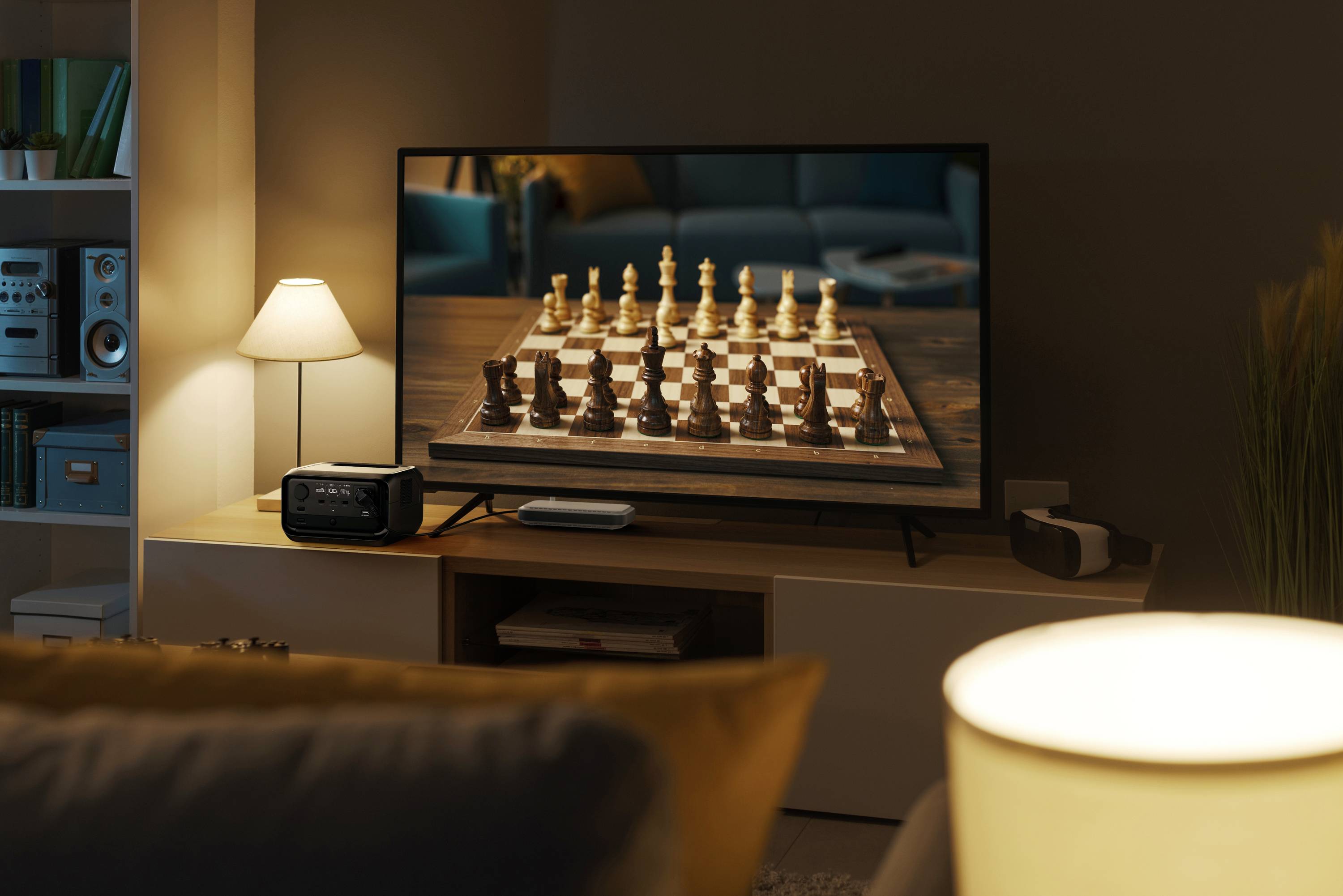 'Schachbrett auf einem Fernseher in einem gemütlichen Wohnzimmer, warmes Licht, Sofa im Hintergrund.'