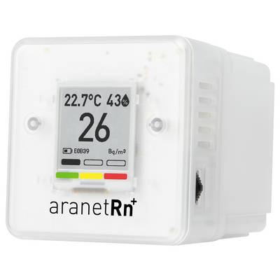Digitales Radonmessgerät zeigt '22,7 °C', '43 %', und Radonwert von '26 Bq/m³'. Frontansicht mit hellem Gehäuse.