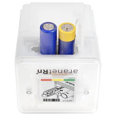 Zwei Batterien in einem transparenten Behälter, vorne mit einem Etikett mit farbigen Markierungen und einem Barcode.