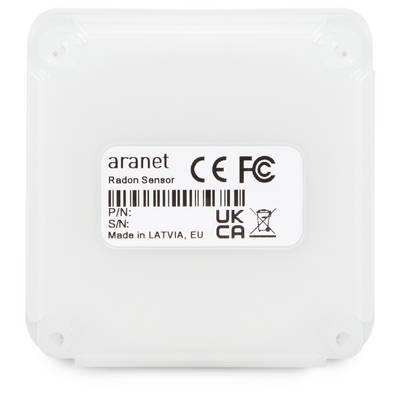 Ein Radonsensor der Marke Aranet mit CE- und FCC-Siegel. Hergestellt in Lettland, EU. Rückseite zeigt Seriennummer und weitere Markierungen.