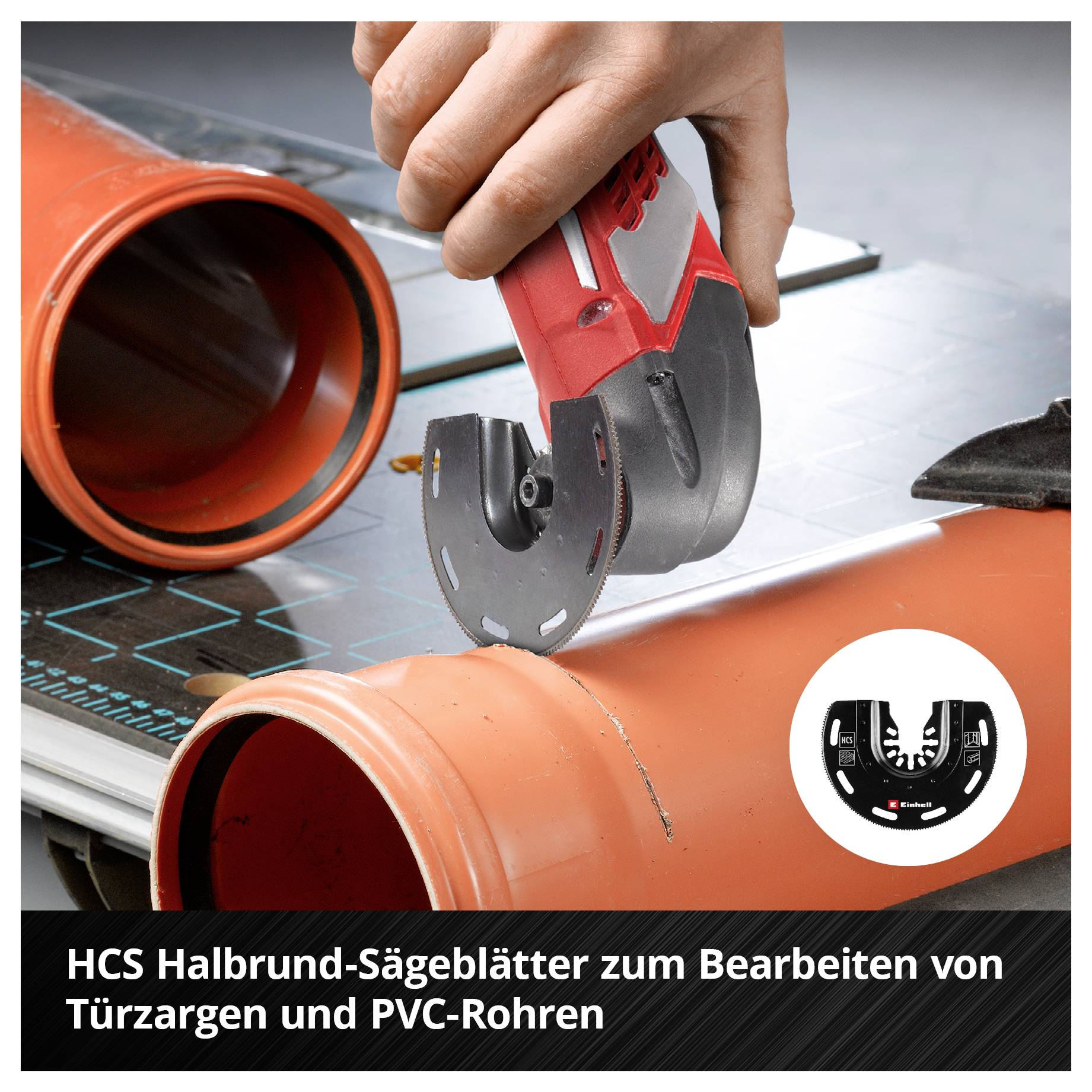 'HCS Halbrund-Sägeblatt schneidet PVC-Rohr auf einer Arbeitsplatte, umgeben von weiteren Rohren.'