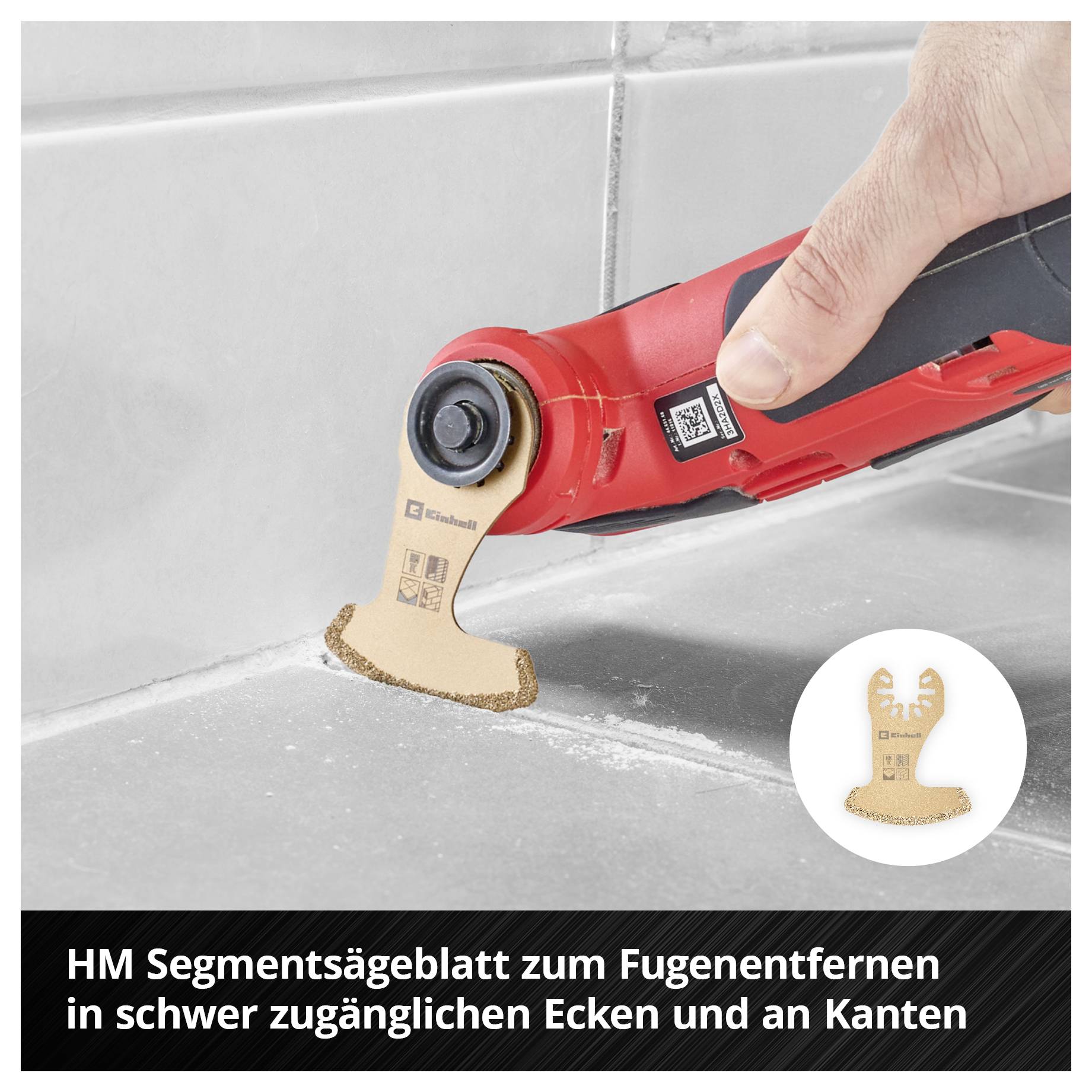 'Hand hält oszillierendes Multitool mit HM Segmentsägeblatt, schneidet Fugen in Ecken. Einsatz bei schwer zugänglichen Stellen.'