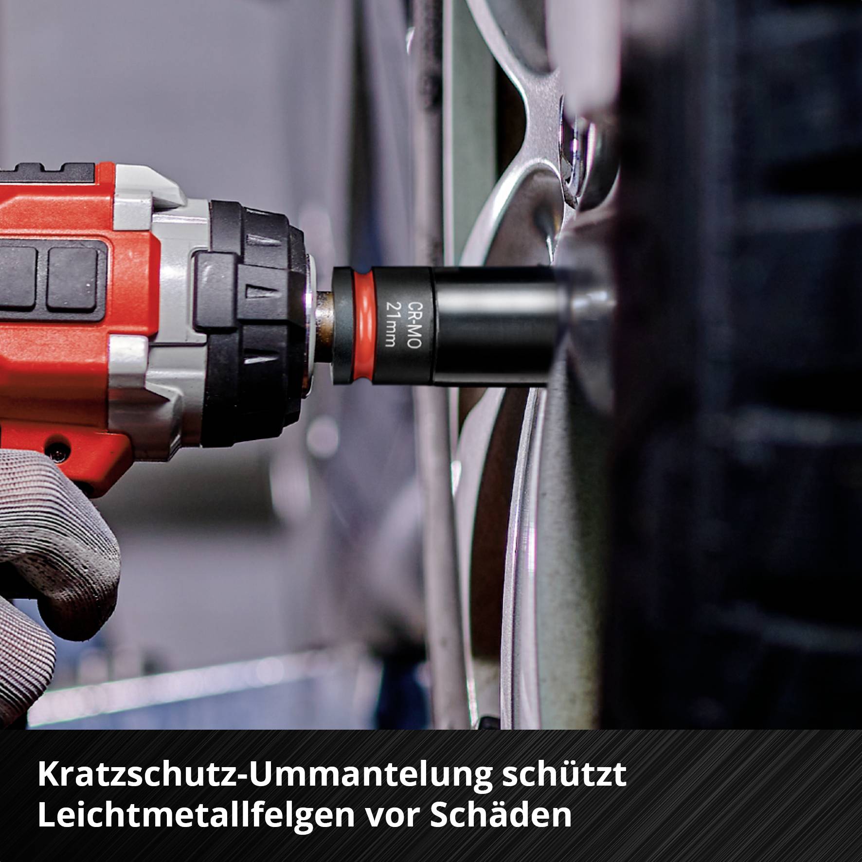Eine Hand hält einen Akkuschrauber mit Nuss, zieht auf einer Autofelge eine Schraube an. Text: 'Kratzschutz-Ummantelung schützt Leichtmetallfelgen vor Schäden'.