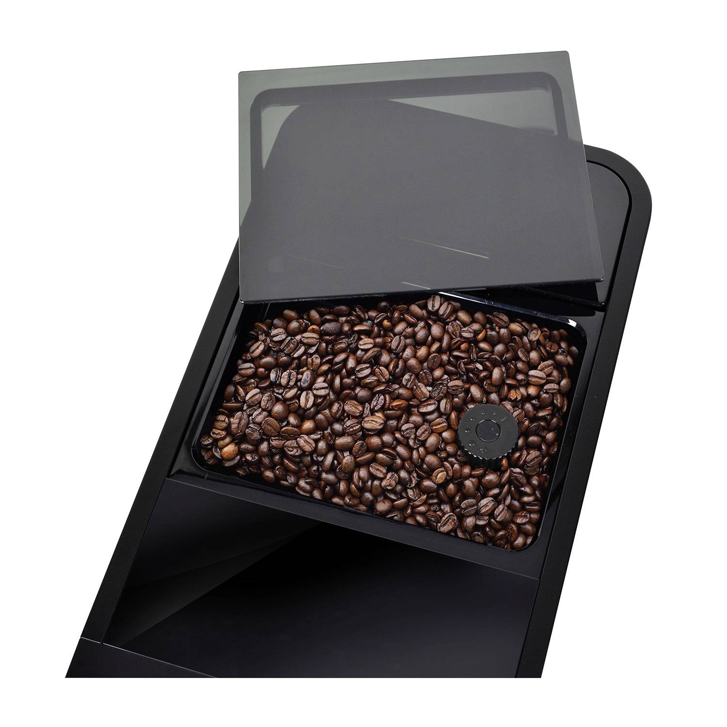 Eine halb geöffnete Kaffeemaschine zeigt frische Kaffeebohnen im Bohnenbehälter.