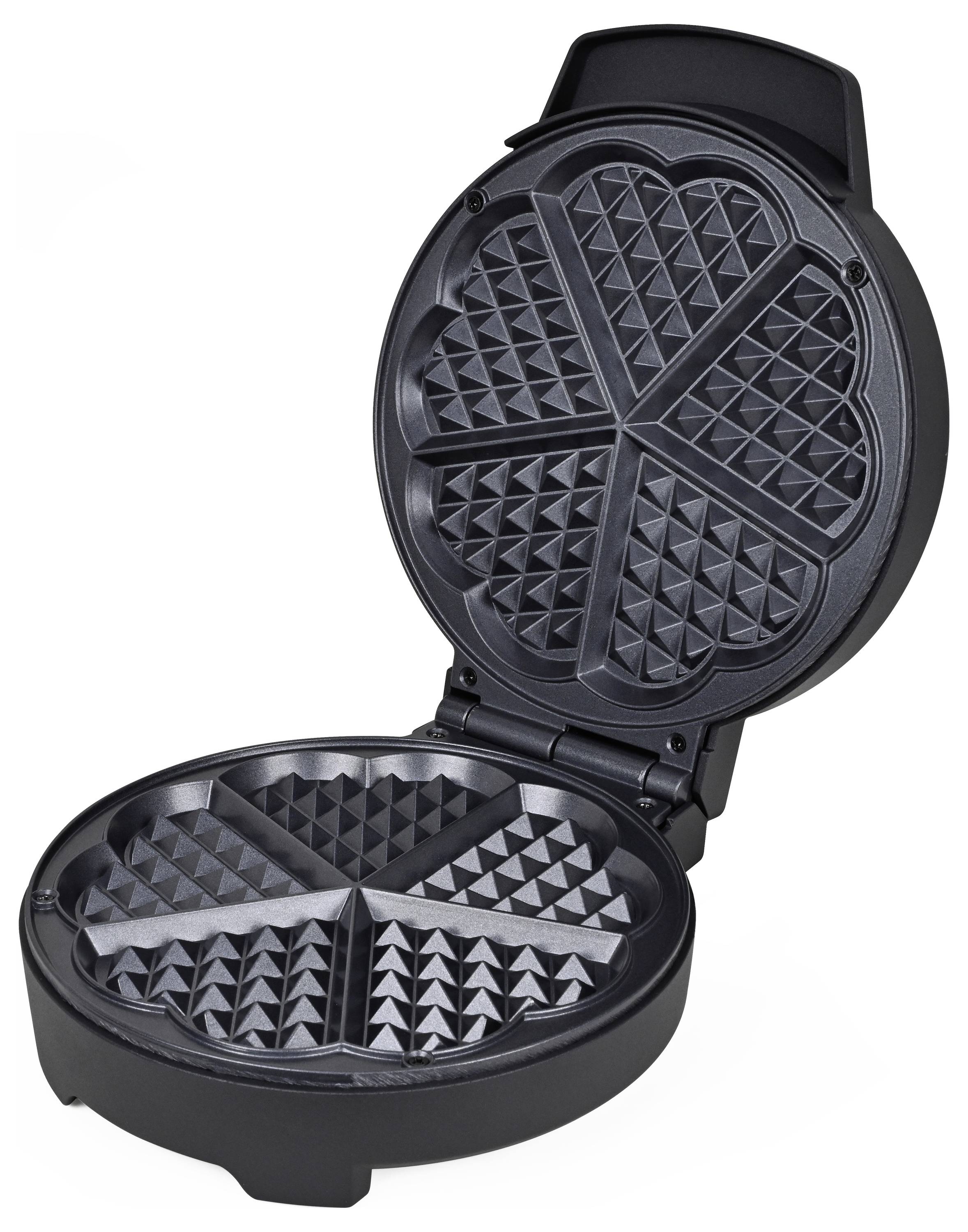 Ein geöffnetes Waffeleisen mit herzförmigen Backformen, bereit zur Zubereitung von Waffeln.