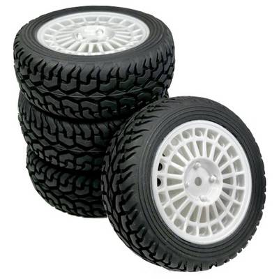 Ein Stapel von sieben schwarzen Autoreifen mit weißen Felgen, zeigt das Profil eines robusten Geländereifens.