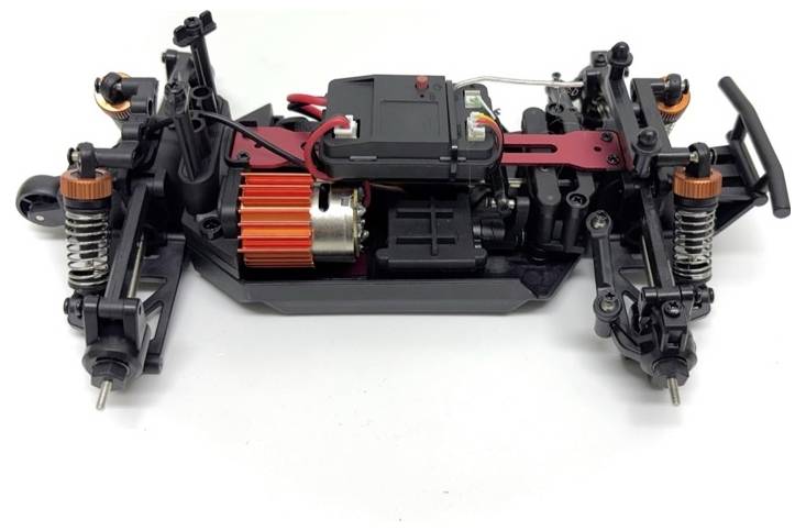 RC-Auto-Chassis mit Motor und Federungsbauteilen. Elektronische Komponenten montiert, gezeigt aus seitlicher Ansicht.