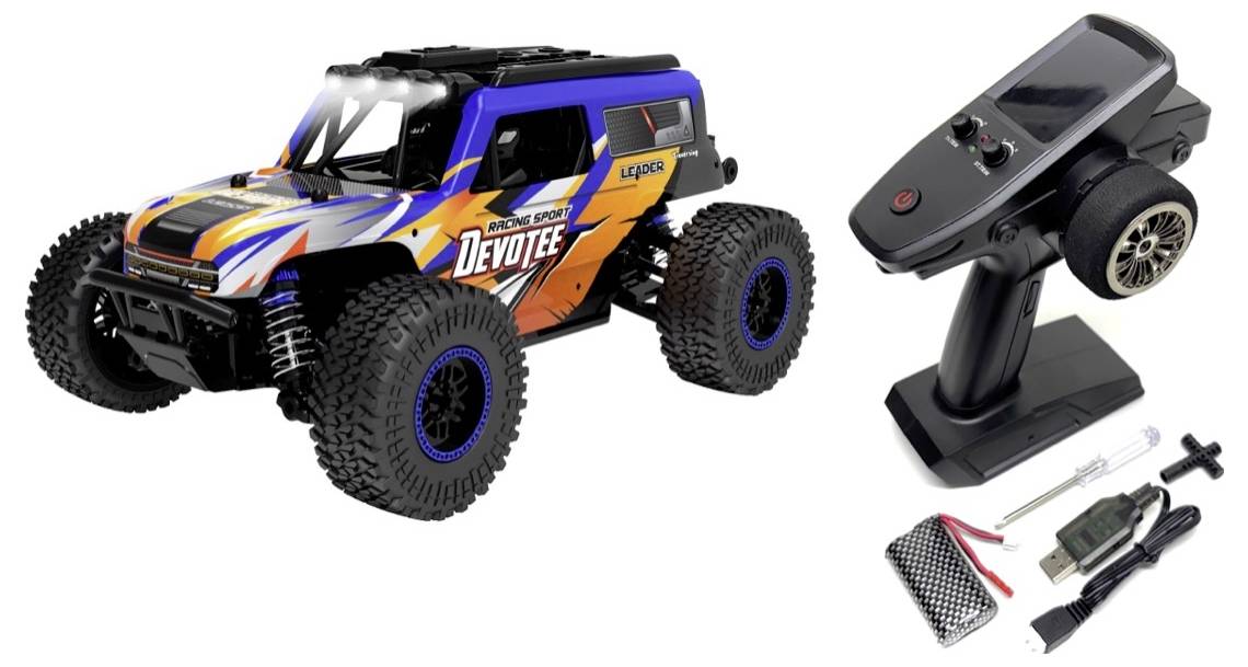 Ein blau-oranges ferngesteuertes Auto mit großen Reifen, beiliegender Fernbedienung und Zubehörteilen wie USB-Kabel und Schraubwerkzeug.