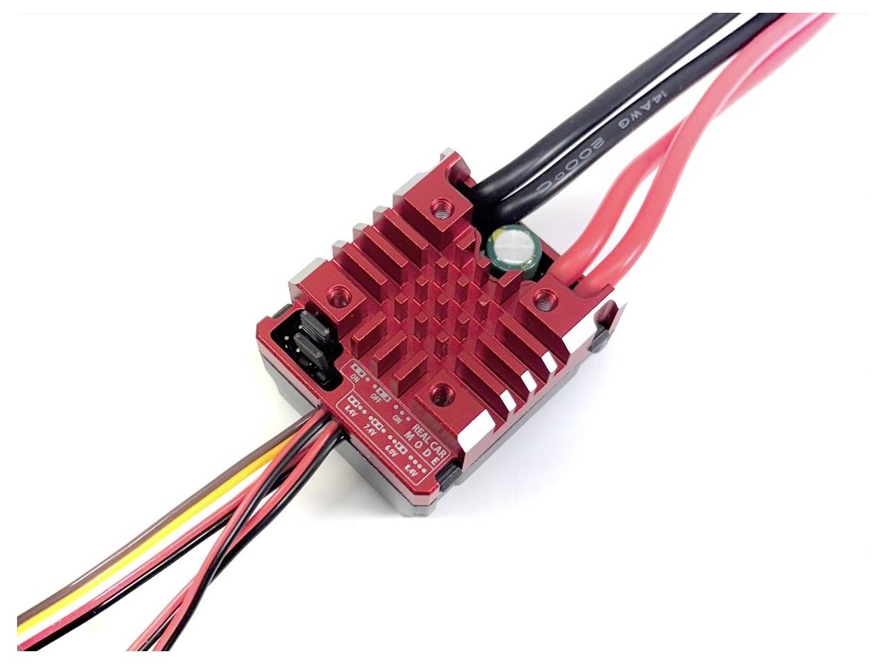Ein roter elektronischer Geschwindigkeitsregler (ESC) mit mehreren angeschlossenen Kabeln zur Steuerung von Elektromotoren.
