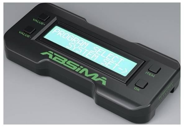 Schwarze Fernbedienung mit Display. Text auf dem Display: 'PROGRAM SELECT SYSTEM SET →'. Tasten: VALUE-, VALUE+, ITEM, OK. Absima-Logo auf der Vorderseite.