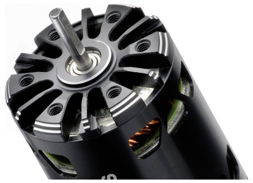 'Nahaufnahme eines schwarzen Elektromotors mit sichtbaren Spulen und Kühlrippen, ausgelegt für Modellbau oder ähnliche Anwendungen.'