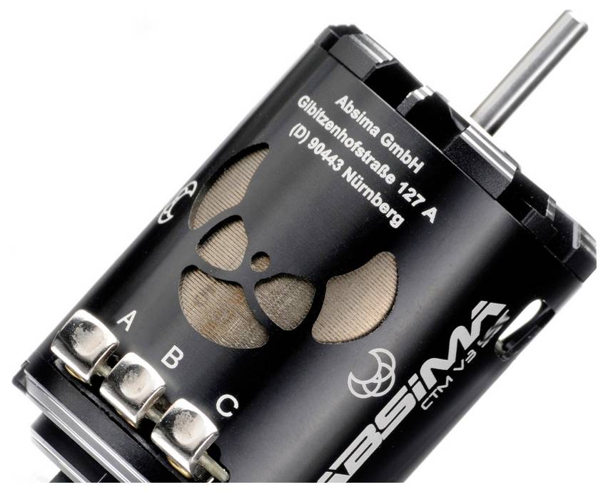 Schwarzer Elektromotor mit silbernen Anschlüssen, Aufschrift 'Absima GmbH' und Adresse in Nürnberg. Geeignet für Modellbau.