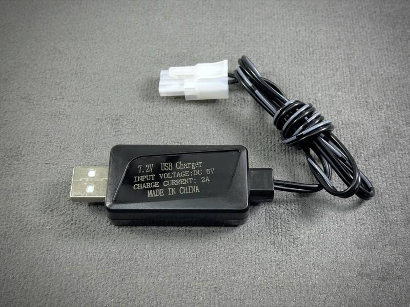 USB-Ladegerät mit Kabel, 7,2V, Eingangsspannung 5V, Ladestrom 2A, hergestellt in China.