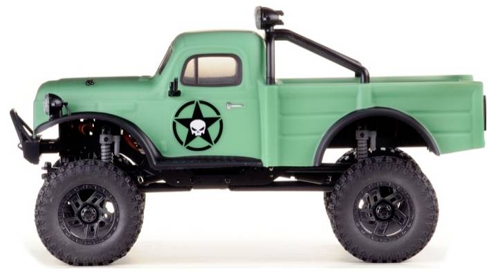 Ein grüner Spielzeug-Pickup-Truck im Military-Stil, mit großen Geländereifen und einem Aufkleber mit Totenkopf und Stern an der Tür.