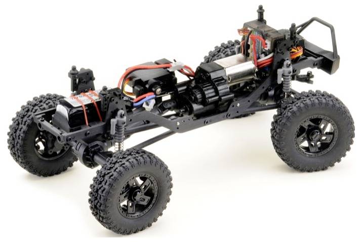 Ein ferngesteuertes Auto-Chassis mit sichtbaren Mechanik- und Elektronikkomponenten auf großen Geländereifen, ohne Karosserie.