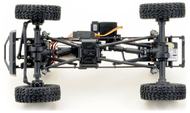 Vogelperspektive eines ferngesteuerten Fahrzeug-Chassis mit vier Geländereifen, sichtbar sind die Aufhängung und einige elektronische Komponenten.
